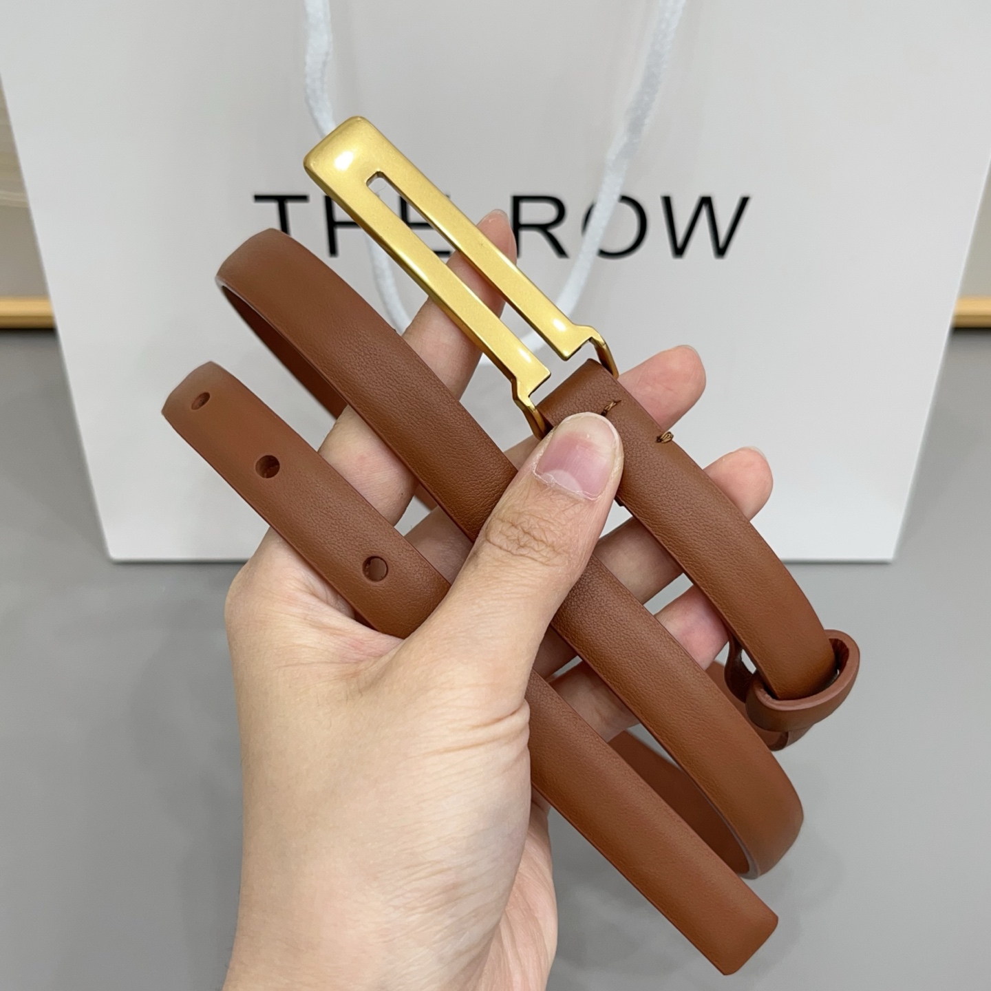 THE ROW 1.5cm细腰带不用费力搭配，扣上就有松弛又高级的氛围焦糖棕是温柔，黑是酷飒，深咖是复古