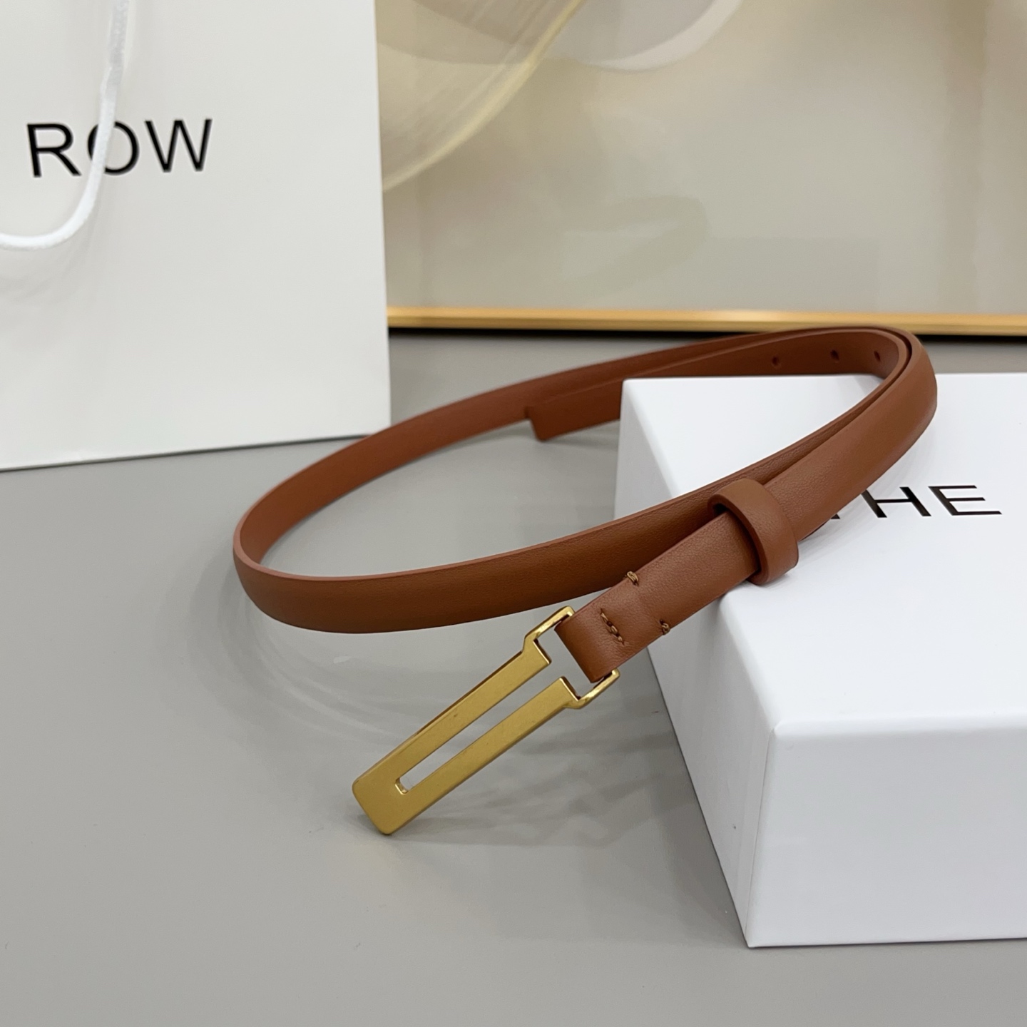 THE ROW 1.5cm细腰带不用费力搭配，扣上就有松弛又高级的氛围焦糖棕是温柔，黑是酷飒，深咖是复古