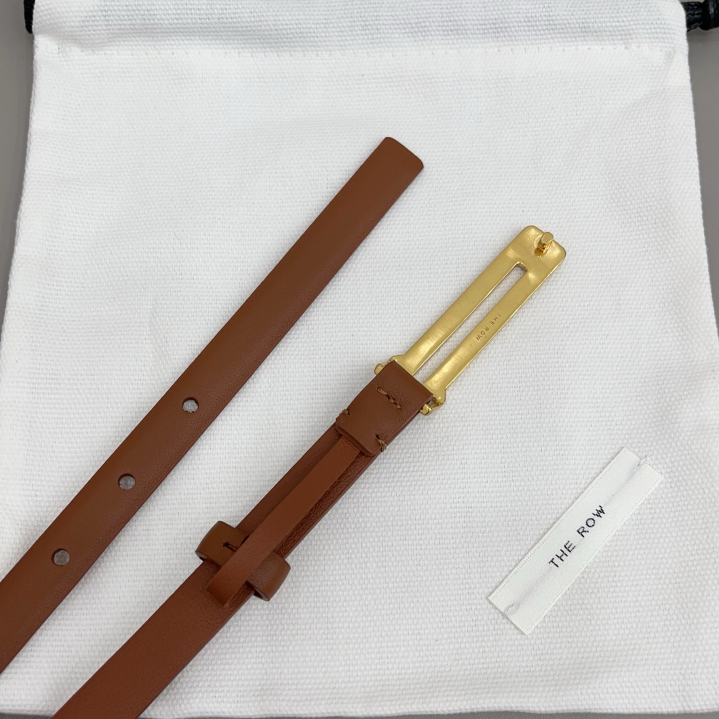THE ROW 1.5cm细腰带不用费力搭配，扣上就有松弛又高级的氛围焦糖棕是温柔，黑是酷飒，深咖是复古