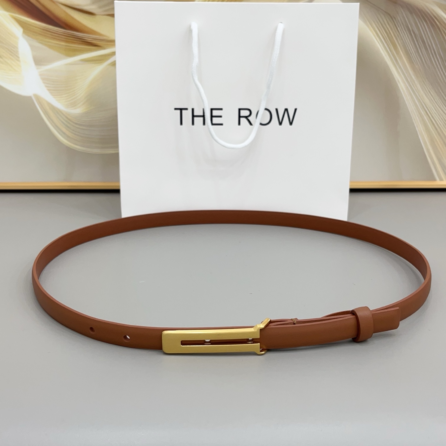 NO:860812,Original order THE ROW 1.5cm thin belt. You don’t have to work hard to match it. When you buckle it, you will have a relaxed and high-end atmosphere. Caramel brown is gentle, black is cool and dark coffee is retro. The exquisiteness of the outfit is hidden in every small detail. Belt19860909原单THE ROW 1.5cm细腰带 不用费力搭配,扣上就有松弛又高级的氛围 焦糖棕是温柔,黑是酷飒,深咖是复古 把穿搭的精致感,藏在每一个小细节里.,皮带,Belt