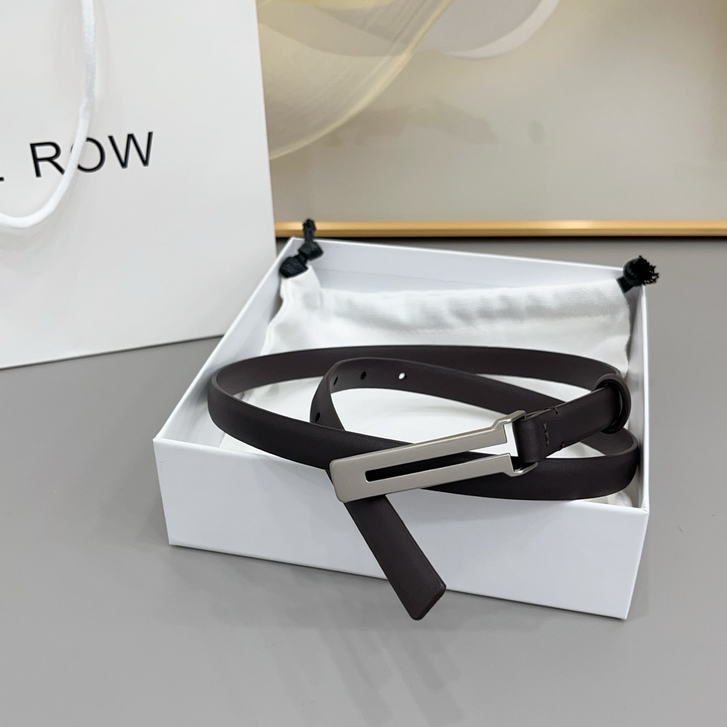 THE ROW   1.5cm细腰带不用费力搭配，扣上就有松弛又高级的氛围焦糖棕是温柔，黑是酷飒，深咖是