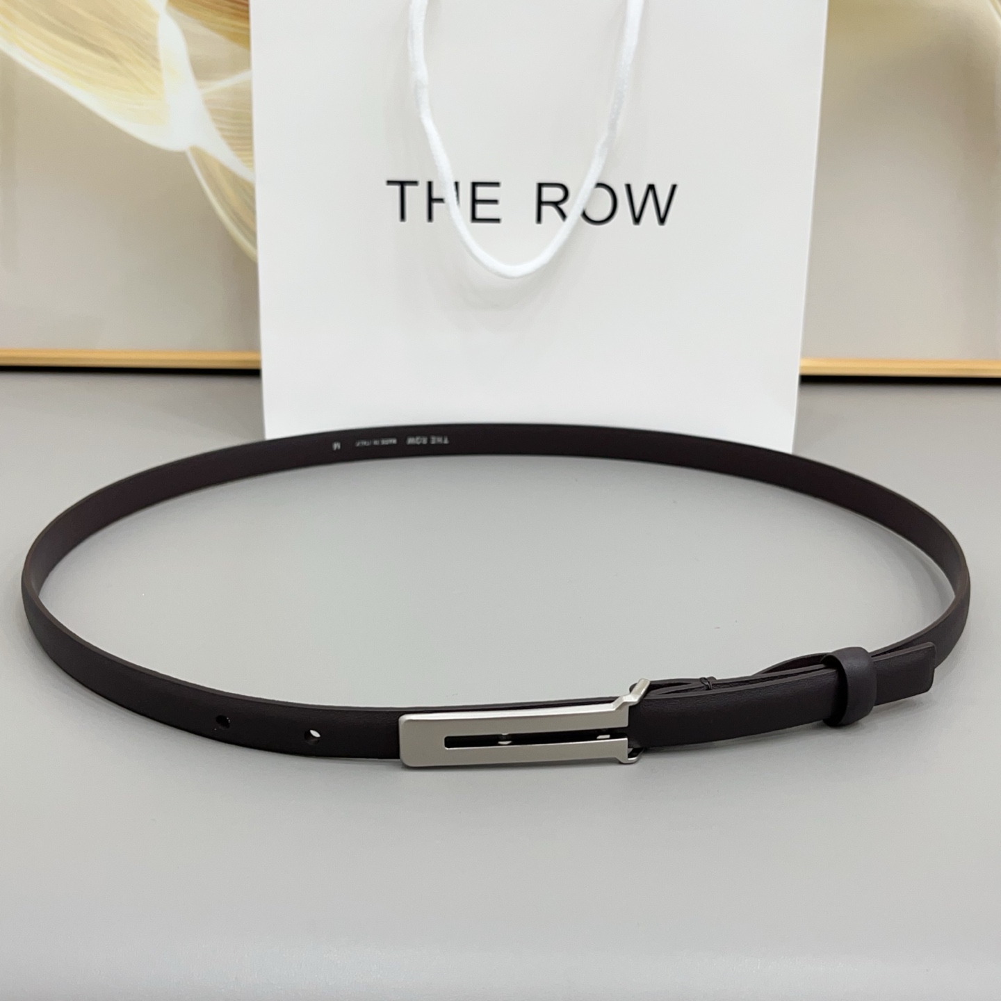 THE ROW   1.5cm细腰带不用费力搭配，扣上就有松弛又高级的氛围焦糖棕是温柔，黑是酷飒，深咖是