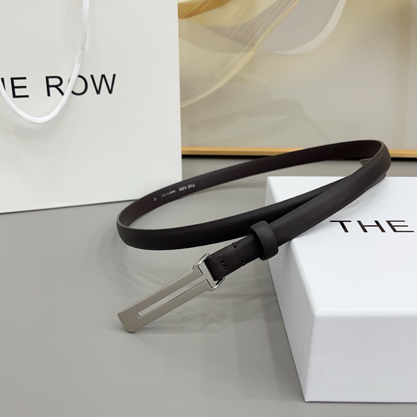 THE ROW   1.5cm细腰带不用费力搭配，扣上就有松弛又高级的氛围焦糖棕是温柔，黑是酷飒，深咖是