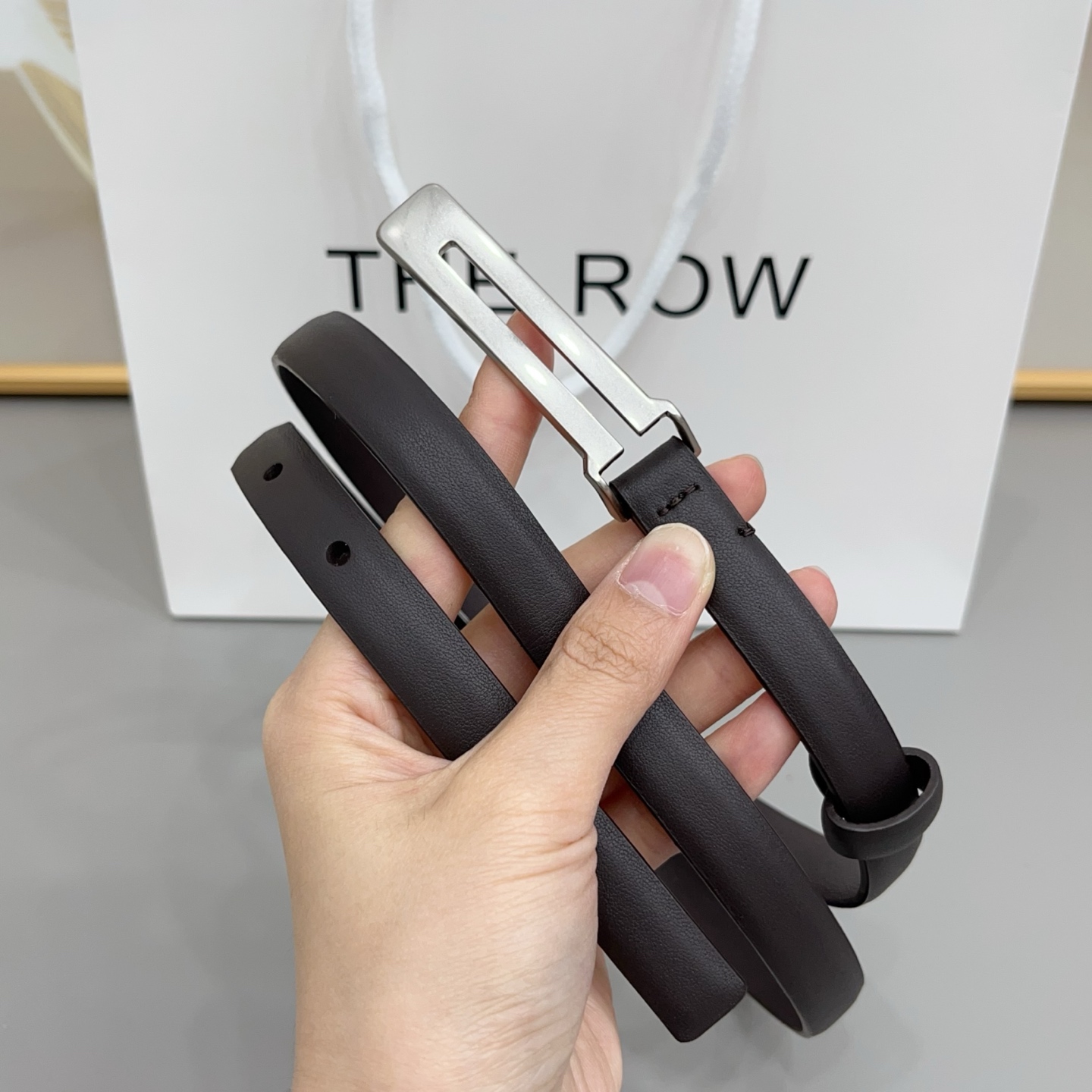 THE ROW   1.5cm细腰带不用费力搭配，扣上就有松弛又高级的氛围焦糖棕是温柔，黑是酷飒，深咖是