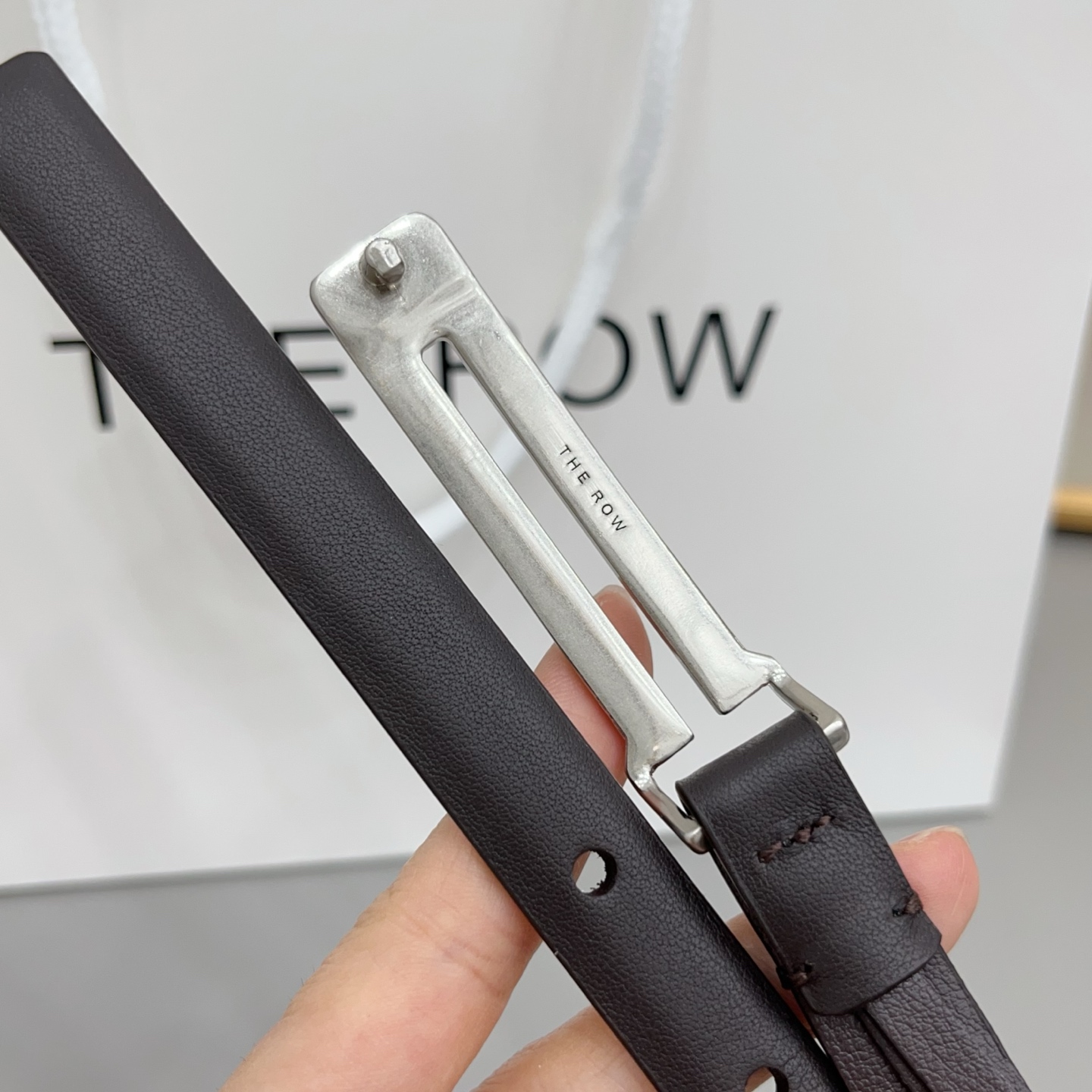 THE ROW   1.5cm细腰带不用费力搭配，扣上就有松弛又高级的氛围焦糖棕是温柔，黑是酷飒，深咖是