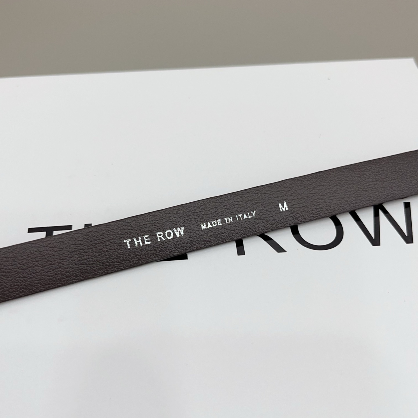 THE ROW   1.5cm细腰带不用费力搭配，扣上就有松弛又高级的氛围焦糖棕是温柔，黑是酷飒，深咖是