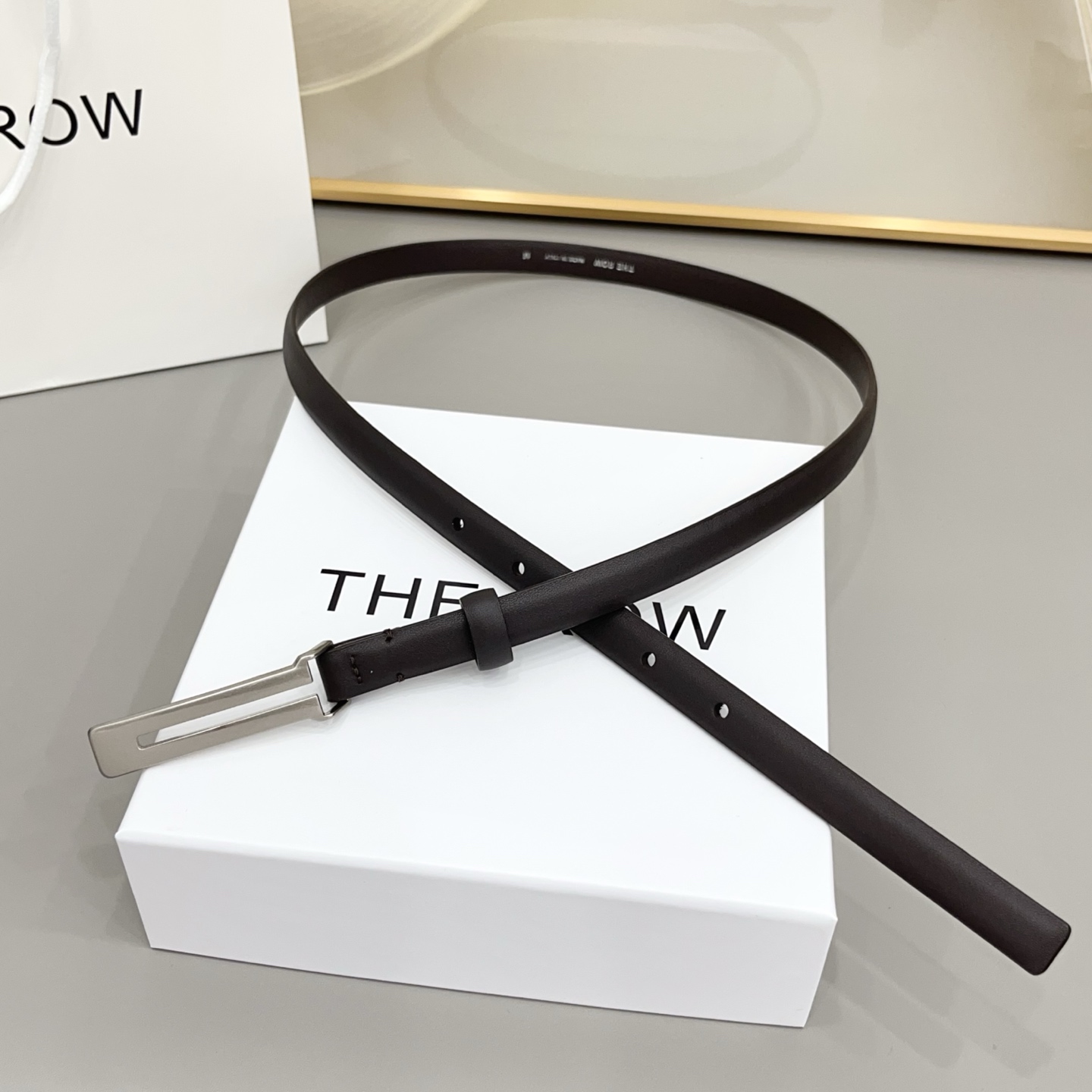 THE ROW   1.5cm细腰带不用费力搭配，扣上就有松弛又高级的氛围焦糖棕是温柔，黑是酷飒，深咖是