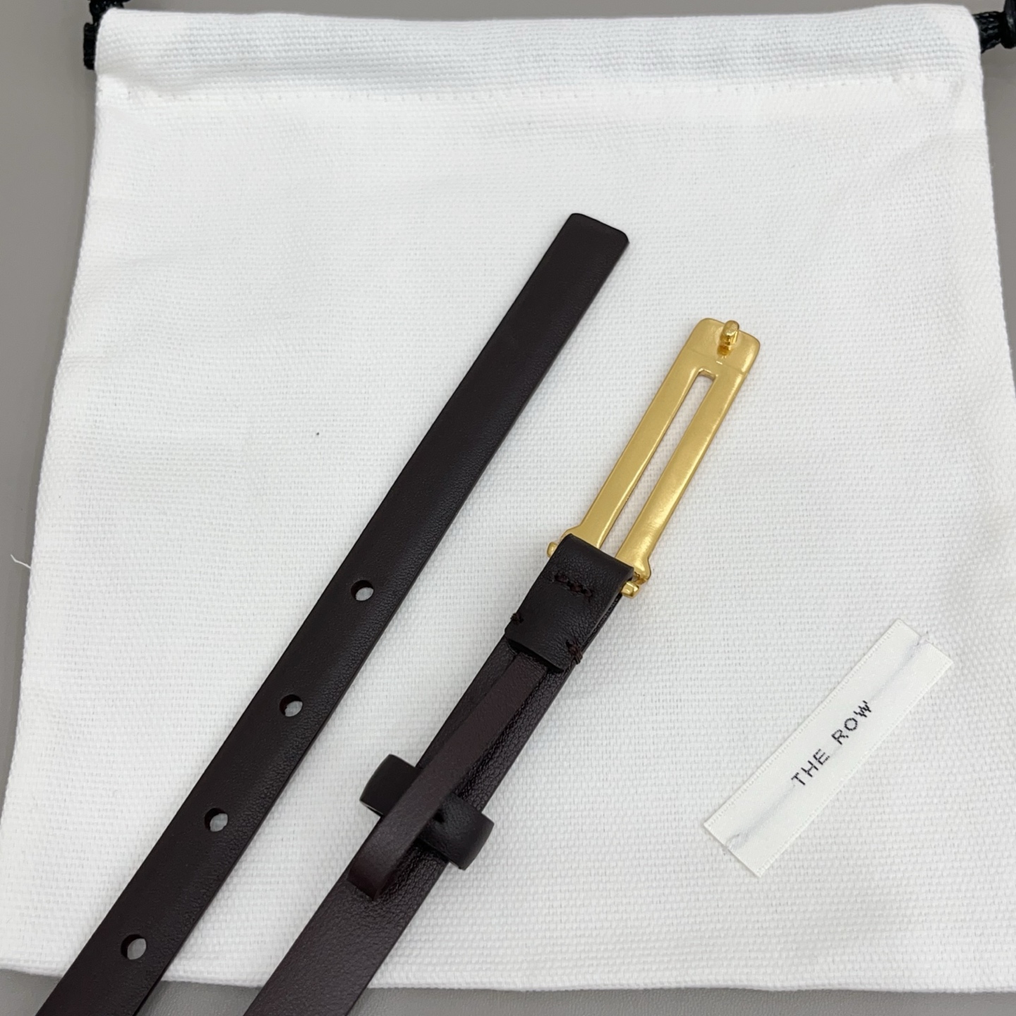 THE ROW   1.5cm细腰带不用费力搭配，扣上就有松弛又高级的氛围焦糖棕是温柔，黑是酷飒，深咖是