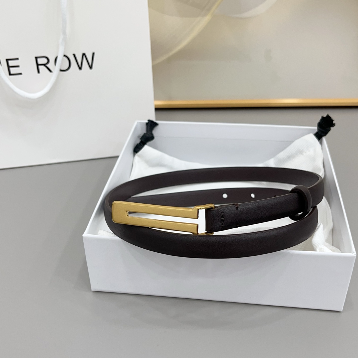 THE ROW   1.5cm细腰带不用费力搭配，扣上就有松弛又高级的氛围焦糖棕是温柔，黑是酷飒，深咖是