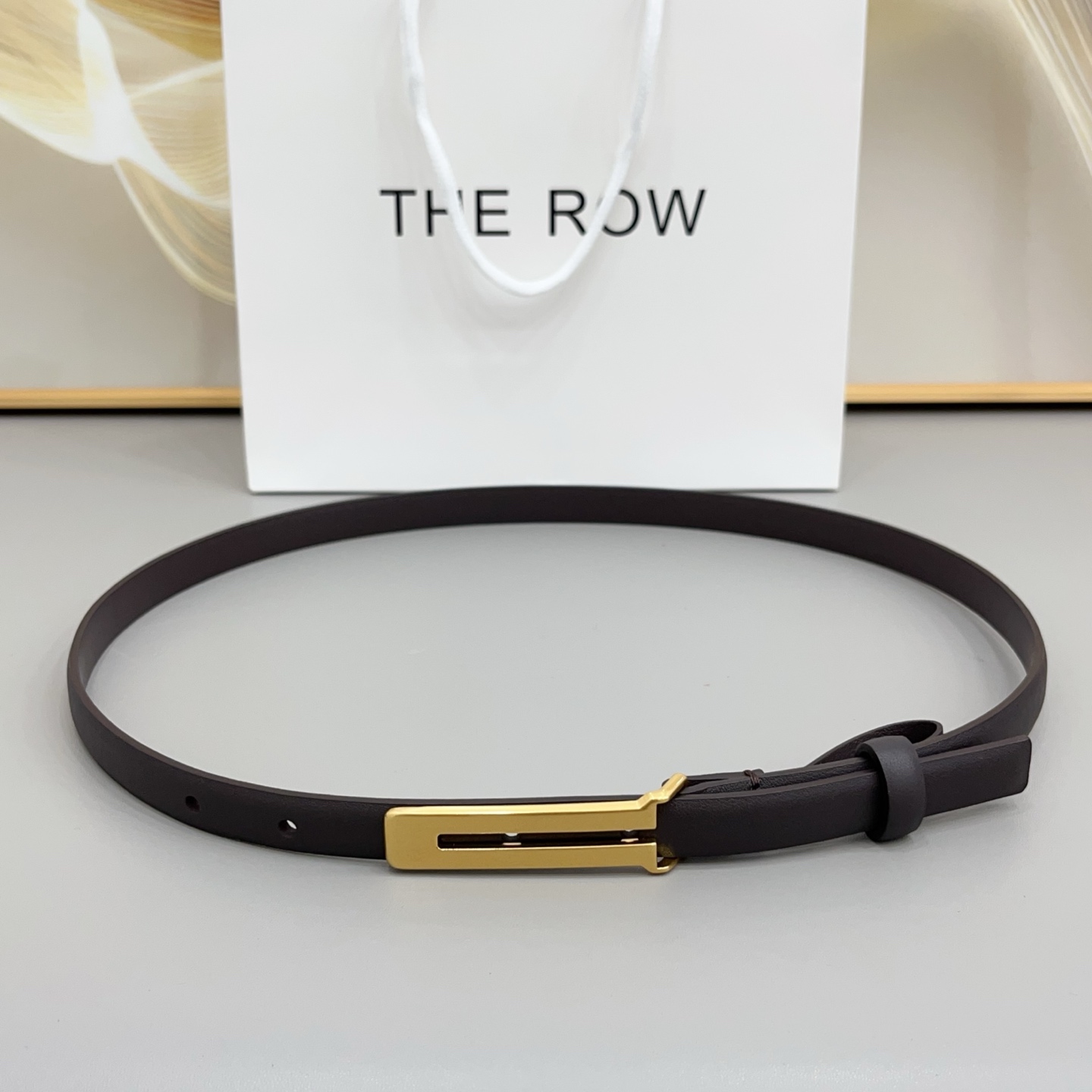 THE ROW   1.5cm细腰带不用费力搭配，扣上就有松弛又高级的氛围焦糖棕是温柔，黑是酷飒，深咖是