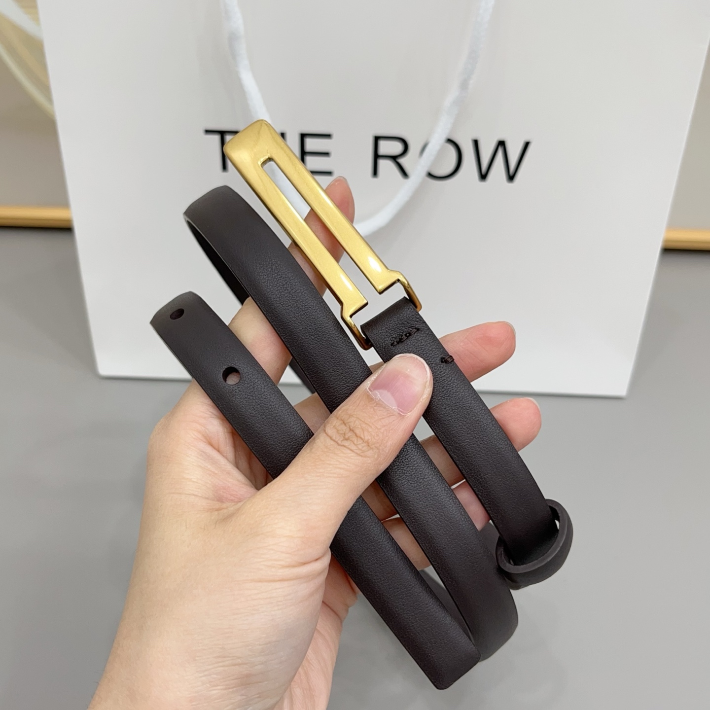 THE ROW   1.5cm细腰带不用费力搭配，扣上就有松弛又高级的氛围焦糖棕是温柔，黑是酷飒，深咖是