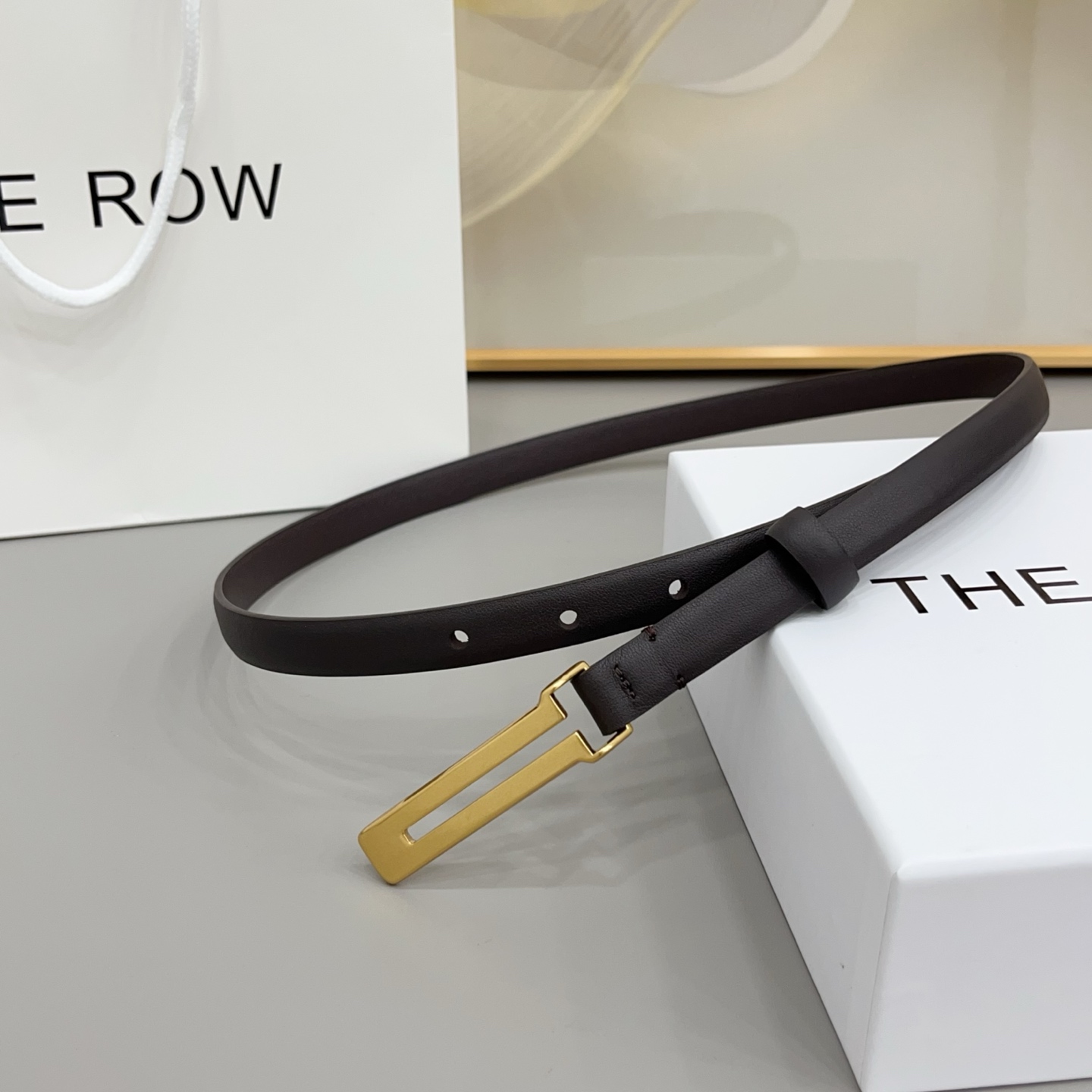 THE ROW   1.5cm细腰带不用费力搭配，扣上就有松弛又高级的氛围焦糖棕是温柔，黑是酷飒，深咖是