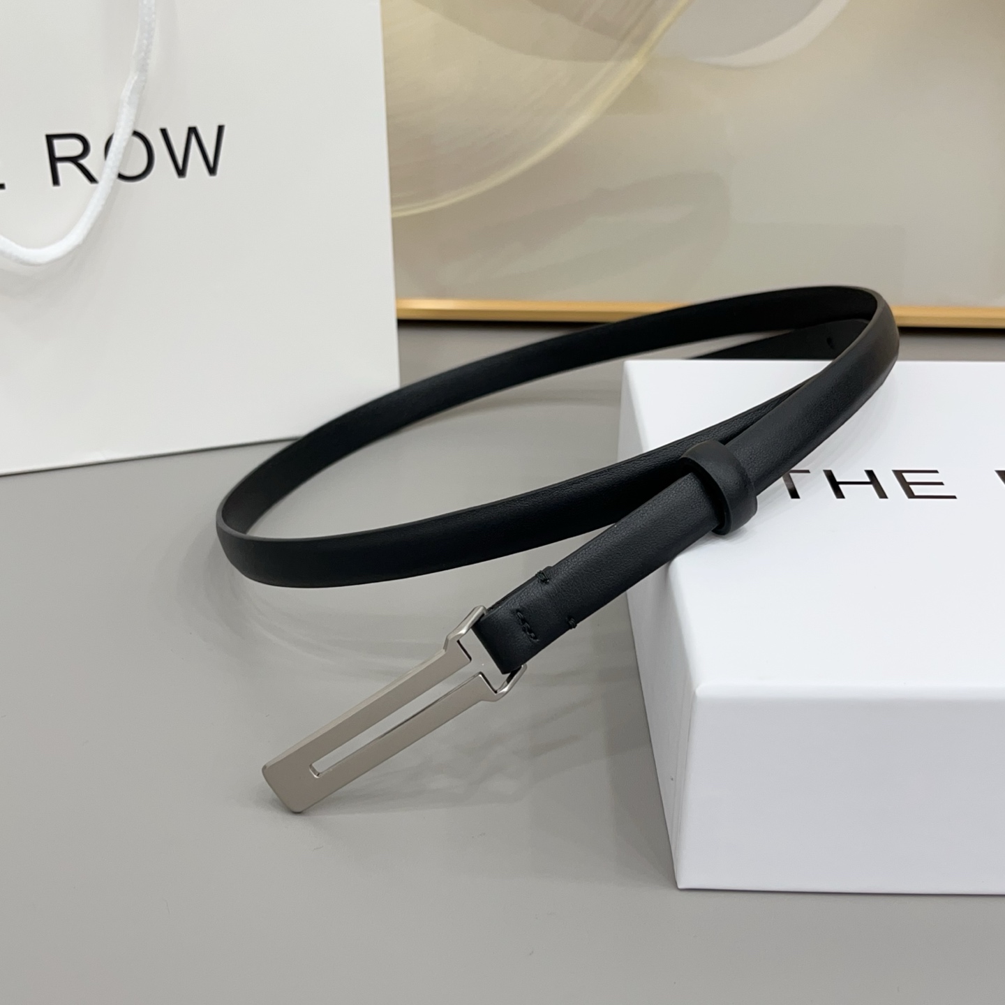 THE ROW   1.5cm细腰带不用费力搭配，扣上就有松弛又高级的氛围焦糖棕是温柔，黑是酷飒，深咖是