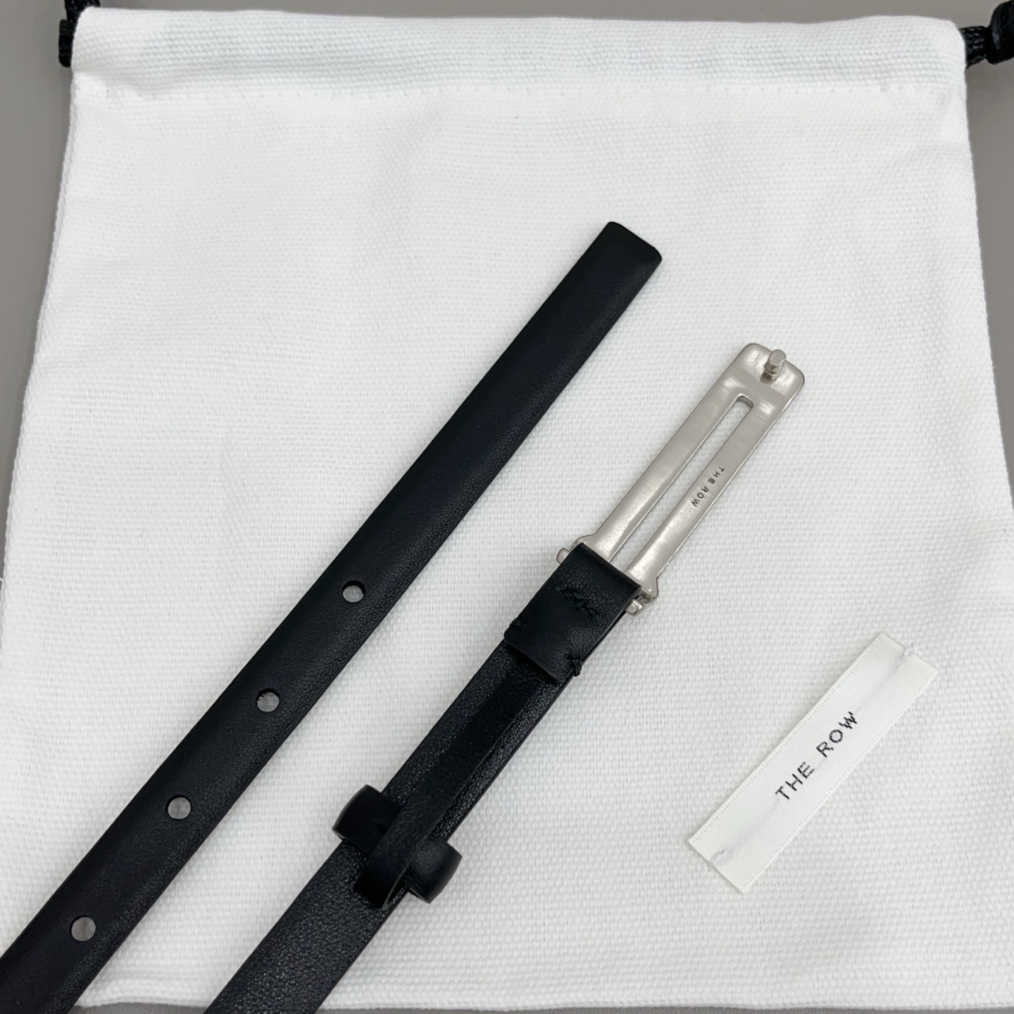 THE ROW   1.5cm细腰带不用费力搭配，扣上就有松弛又高级的氛围焦糖棕是温柔，黑是酷飒，深咖是