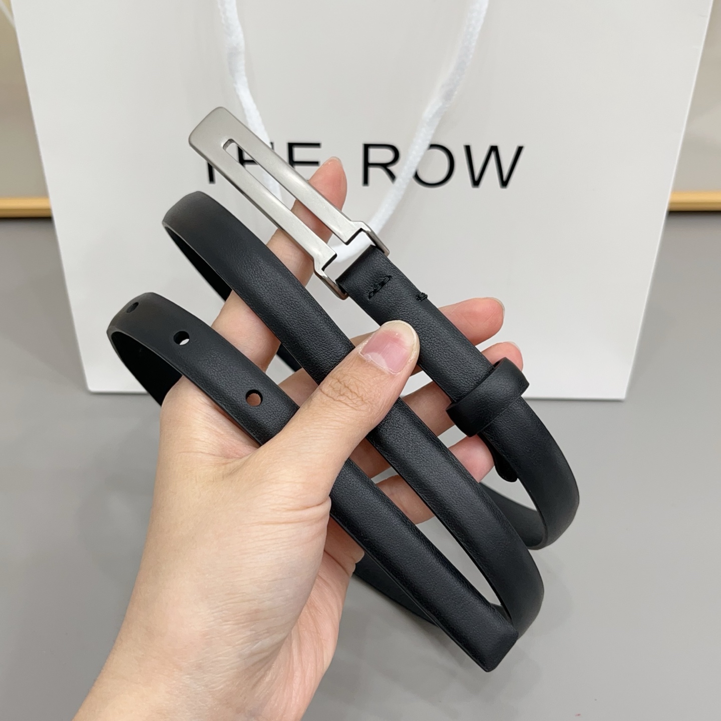 THE ROW   1.5cm细腰带不用费力搭配，扣上就有松弛又高级的氛围焦糖棕是温柔，黑是酷飒，深咖是