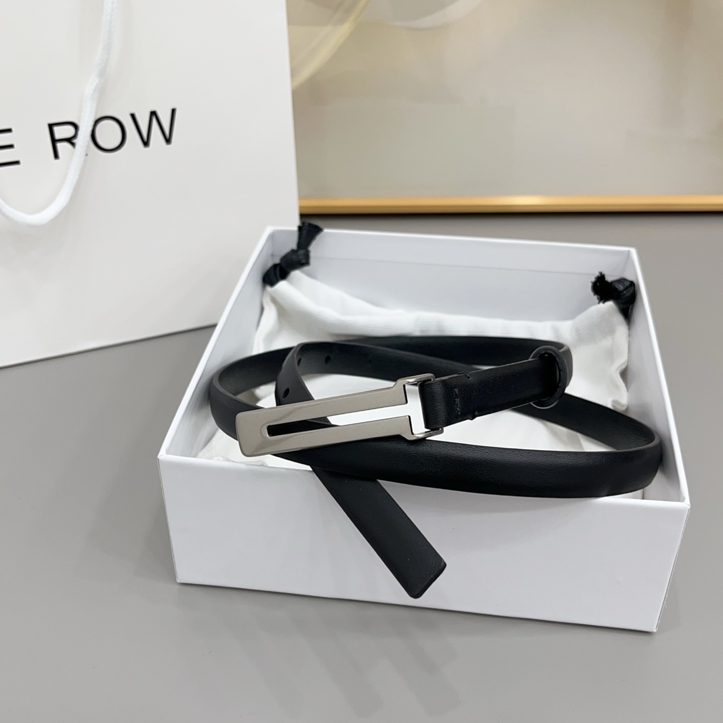 THE ROW   1.5cm细腰带不用费力搭配，扣上就有松弛又高级的氛围焦糖棕是温柔，黑是酷飒，深咖是