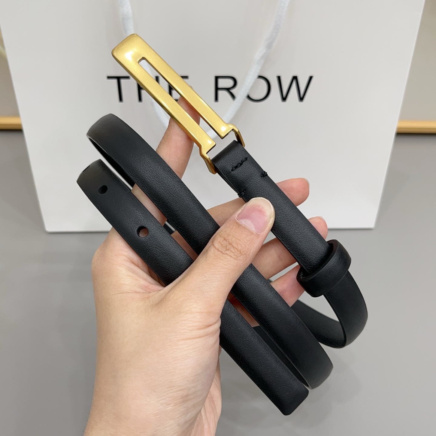 THE ROW   1.5cm细腰带不用费力搭配，扣上就有松弛又高级的氛围焦糖棕是温柔，黑是酷飒，深咖是