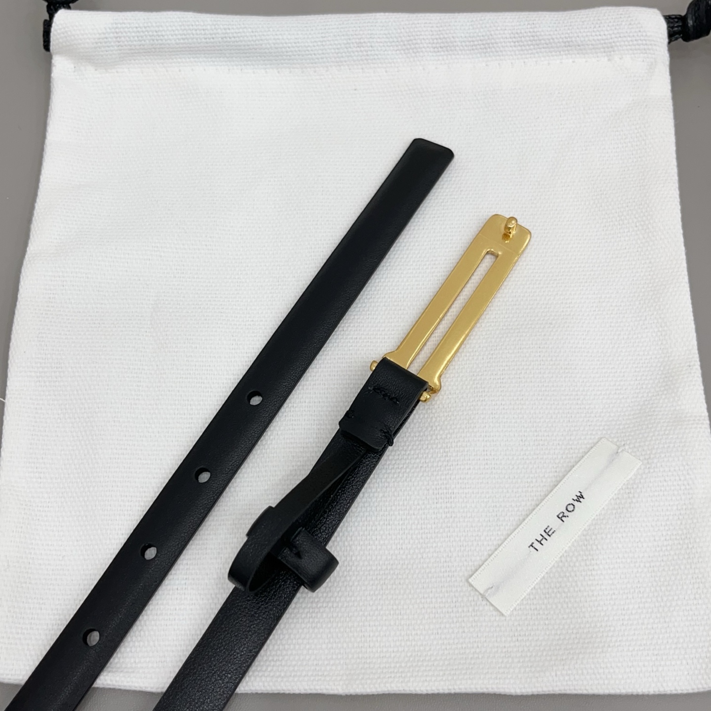 THE ROW   1.5cm细腰带不用费力搭配，扣上就有松弛又高级的氛围焦糖棕是温柔，黑是酷飒，深咖是
