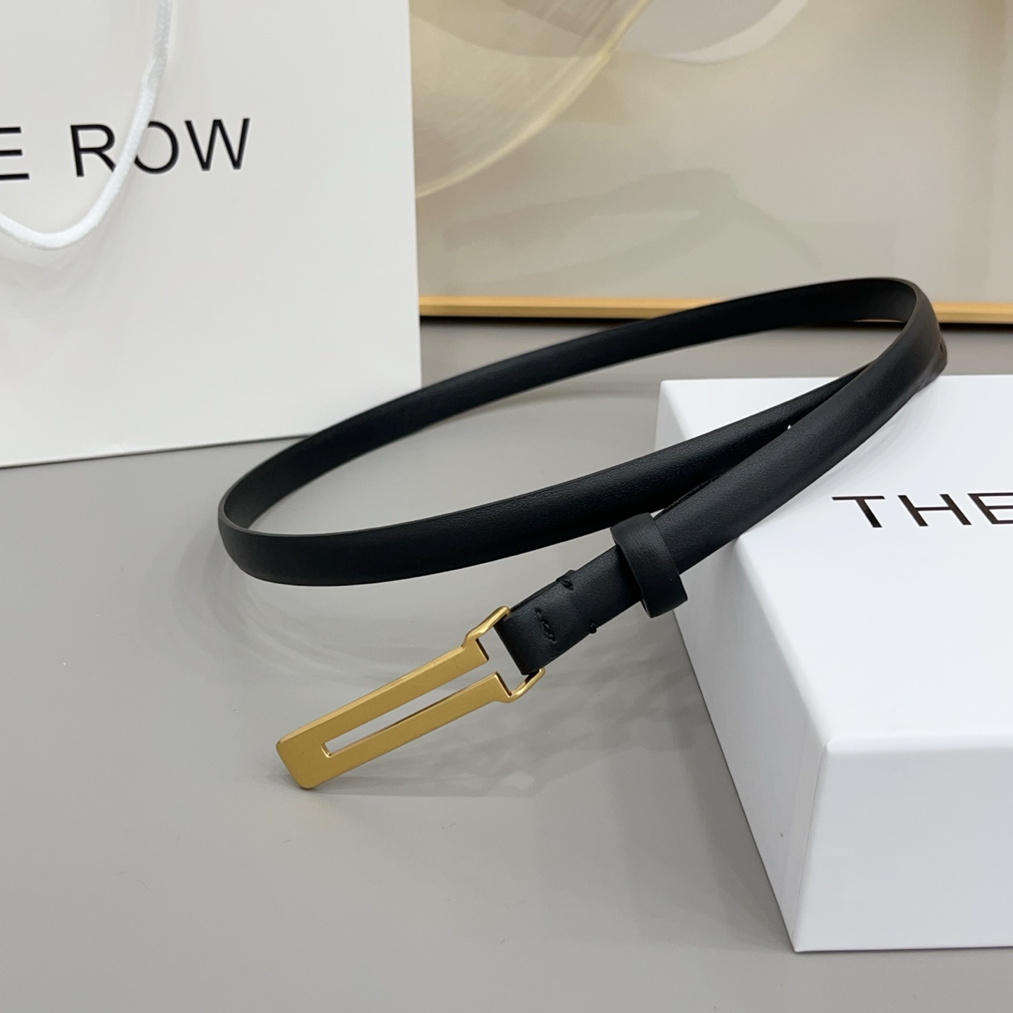 THE ROW   1.5cm细腰带不用费力搭配，扣上就有松弛又高级的氛围焦糖棕是温柔，黑是酷飒，深咖是
