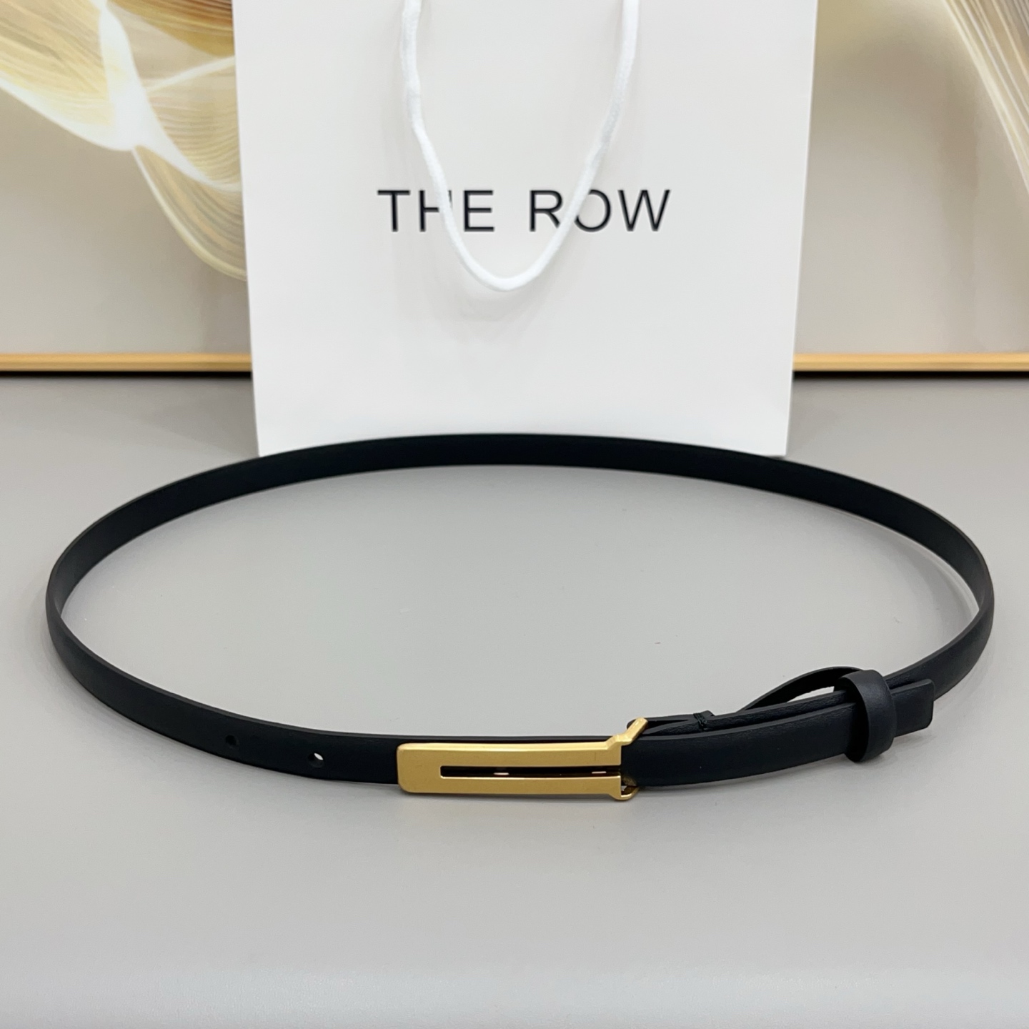 NO:860835,Original order THE ROW 1.5cm thin belt. You don’t have to work hard to match it. When you buckle it, you will have a relaxed and high-end atmosphere. Caramel brown is gentle, black is cool and dark coffee is retro. The exquisiteness of the outfit is hidden in every small detail. Belt19860909原单THE ROW1.5cm细腰带 不用费力搭配,扣上就有松弛又高级的氛围 焦糖棕是温柔,黑是酷飒,深咖是复古 把穿搭的精致感,藏在每一个小细节里,皮带,Belt