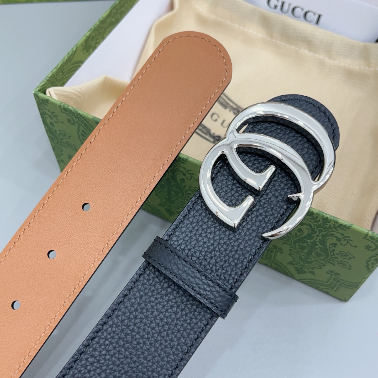 4.0cm 古驰双G腰带经典版型 · 双面可用 · 百搭不挑以标志性金属扣，为日常穿搭注入意式格调适配所