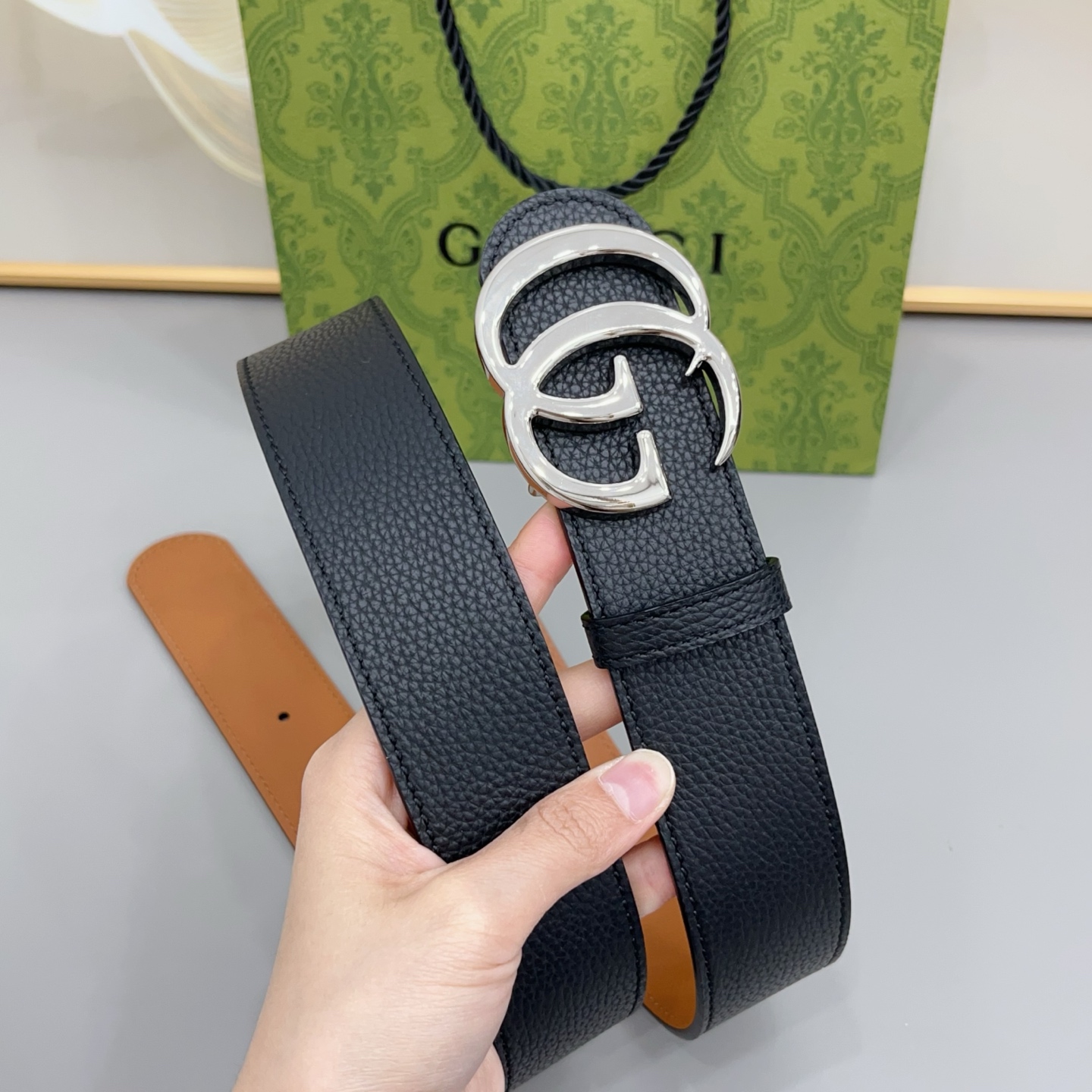 4.0cm 古驰双G腰带经典版型 · 双面可用 · 百搭不挑以标志性金属扣，为日常穿搭注入意式格调适配所