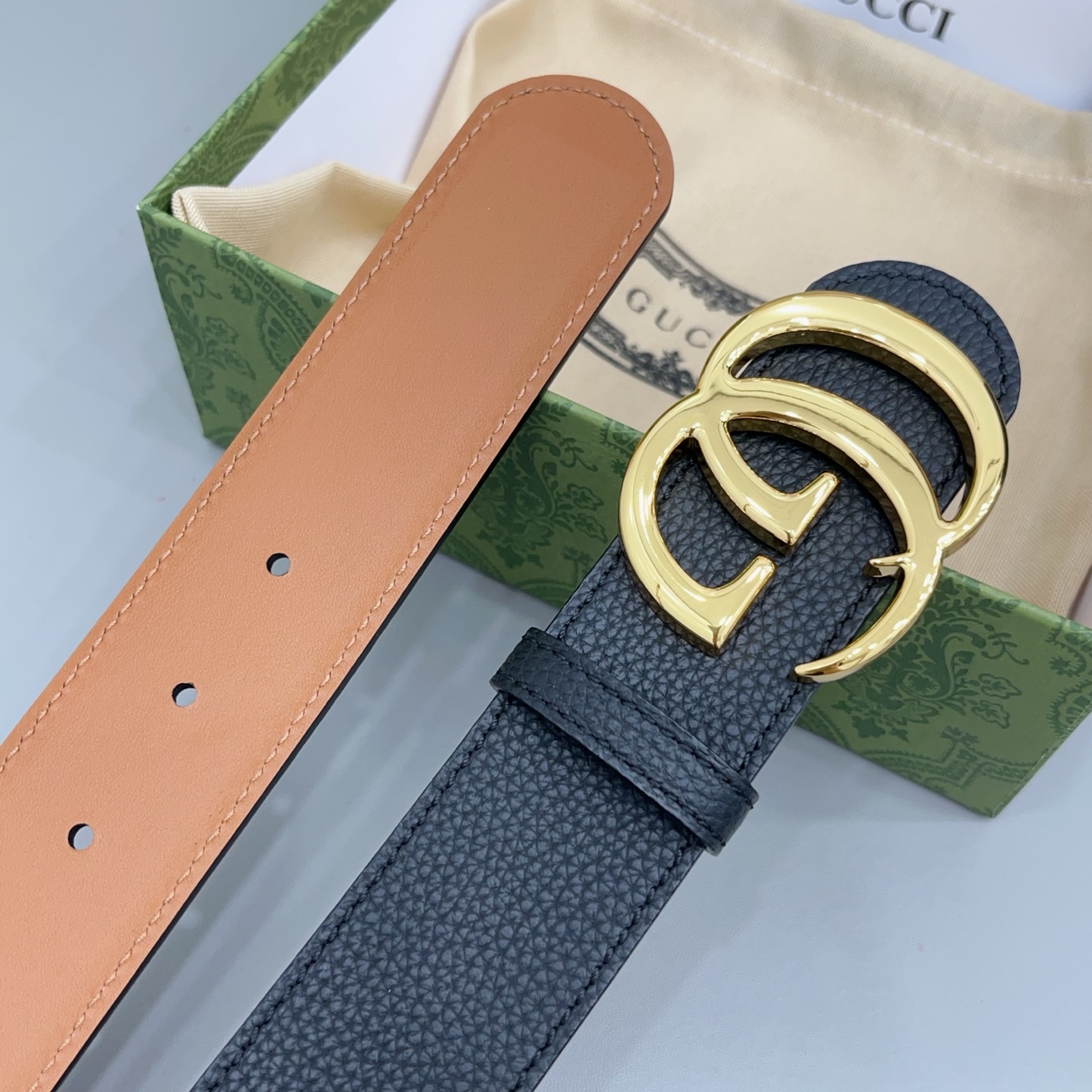 4.0cm 古驰双G腰带经典版型 · 双面可用 · 百搭不挑以标志性金属扣，为日常穿搭注入意式格调适配所