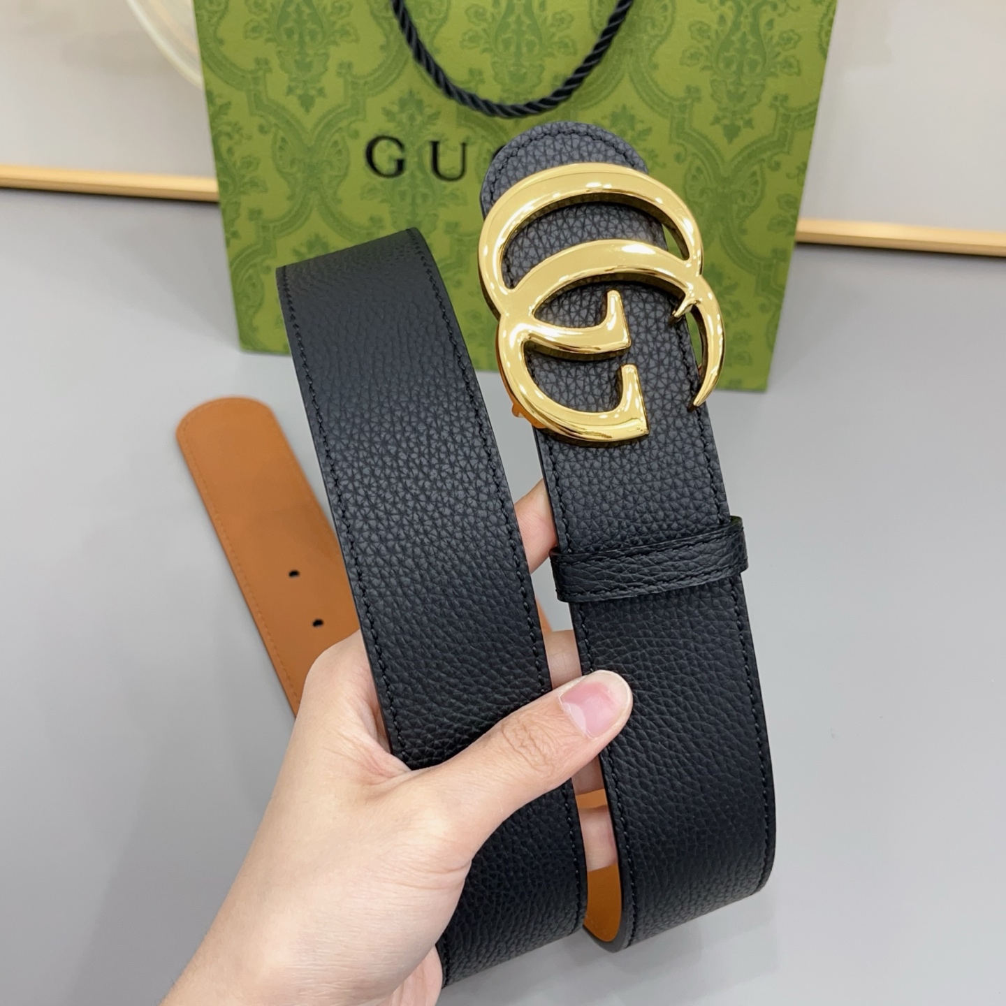 4.0cm 古驰双G腰带经典版型 · 双面可用 · 百搭不挑以标志性金属扣，为日常穿搭注入意式格调适配所