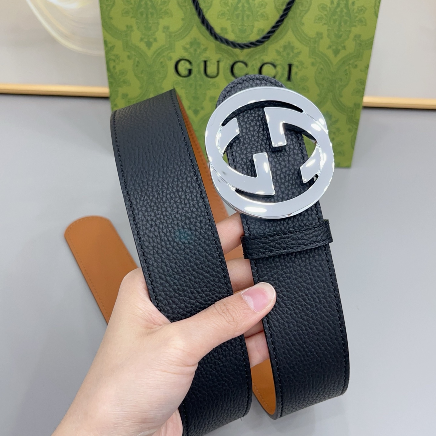 4.0cm 古驰双G腰带经典版型 · 双面可用 · 百搭不挑以标志性金属扣，为日常穿搭注入意式格调适配所