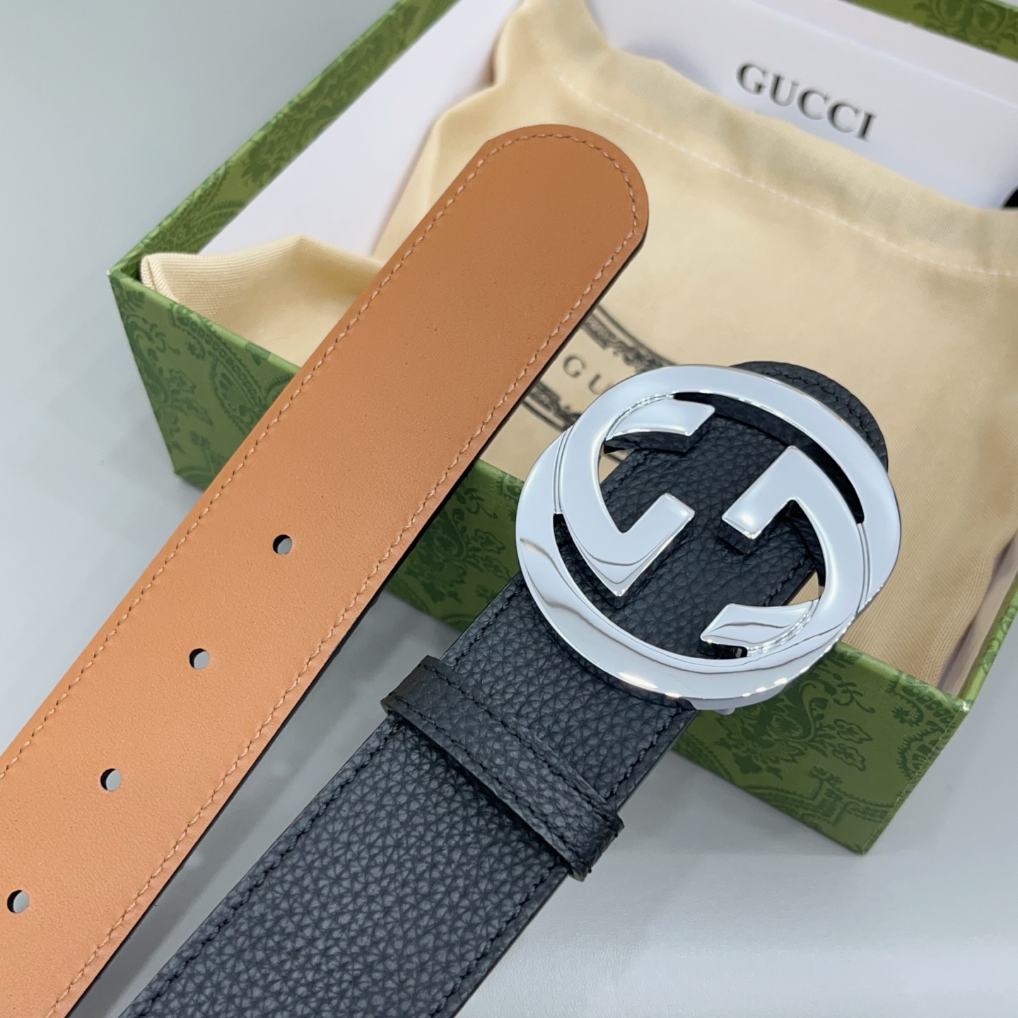 4.0cm 古驰双G腰带经典版型 · 双面可用 · 百搭不挑以标志性金属扣，为日常穿搭注入意式格调适配所