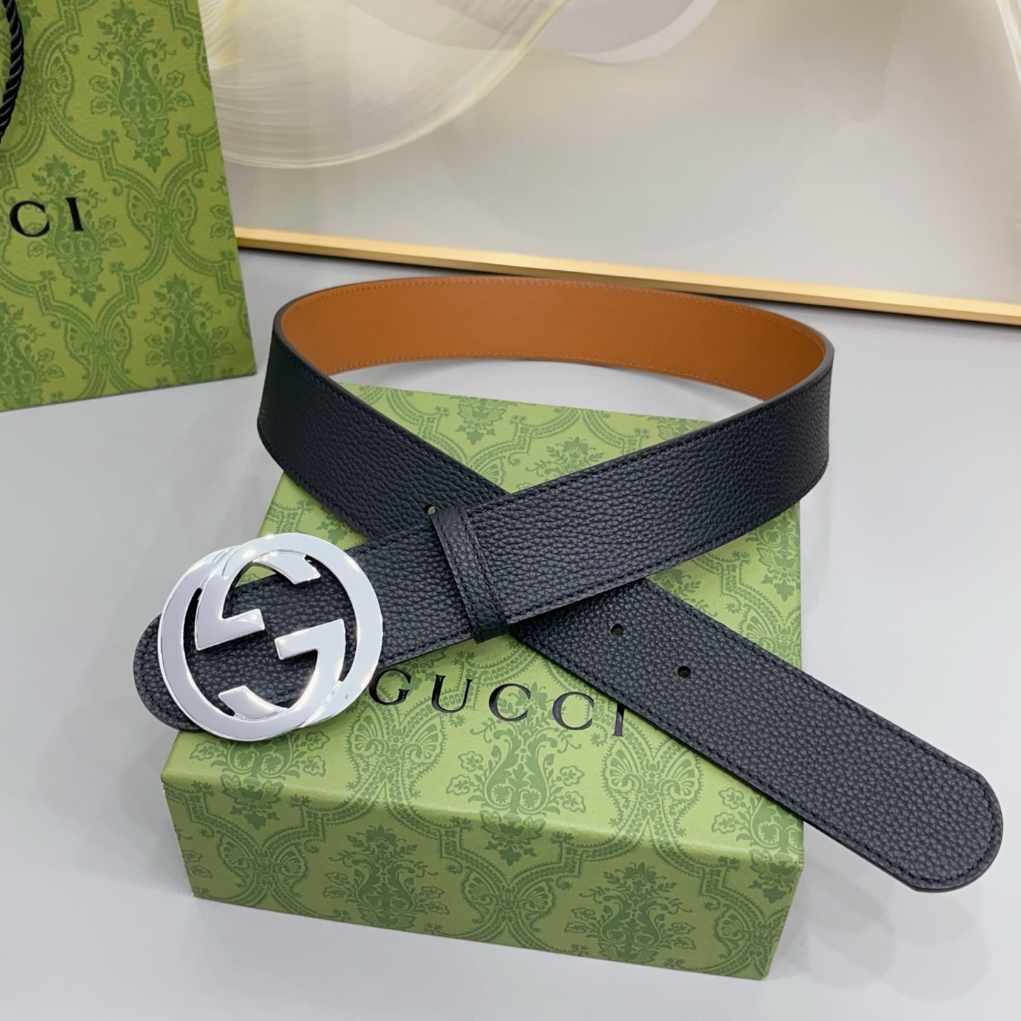 4.0cm 古驰双G腰带经典版型 · 双面可用 · 百搭不挑以标志性金属扣，为日常穿搭注入意式格调适配所