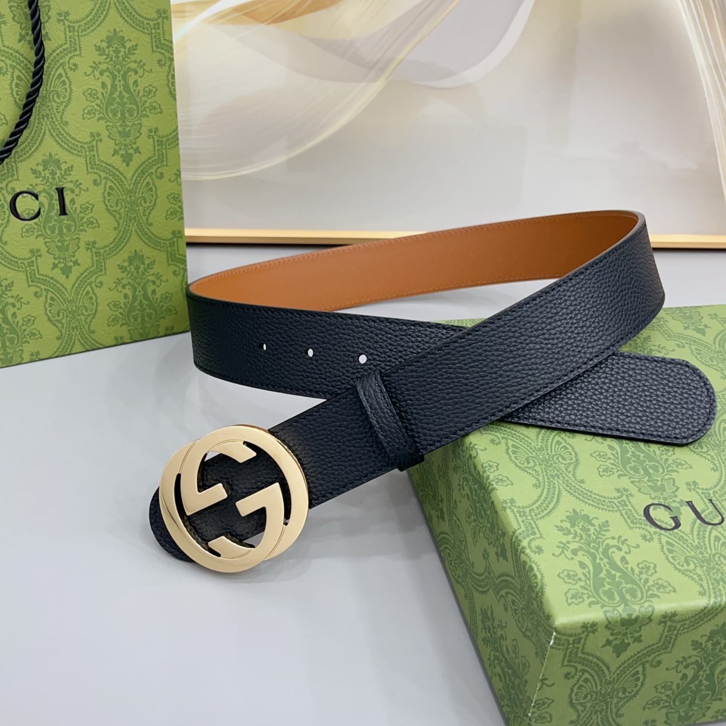 4.0cm 古驰双G腰带经典版型 · 双面可用 · 百搭不挑以标志性金属扣，为日常穿搭注入意式格调适配所