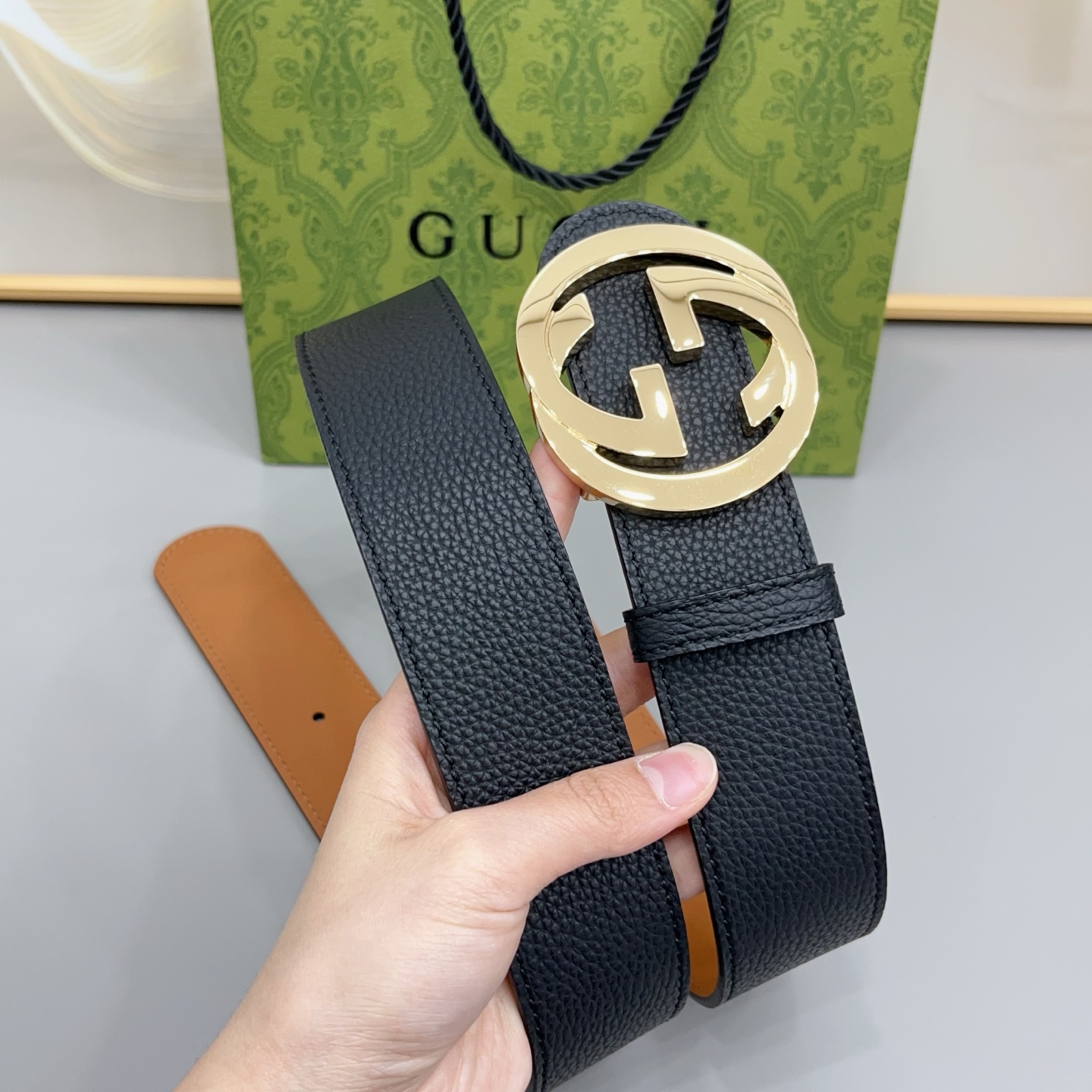 4.0cm 古驰双G腰带经典版型 · 双面可用 · 百搭不挑以标志性金属扣，为日常穿搭注入意式格调适配所