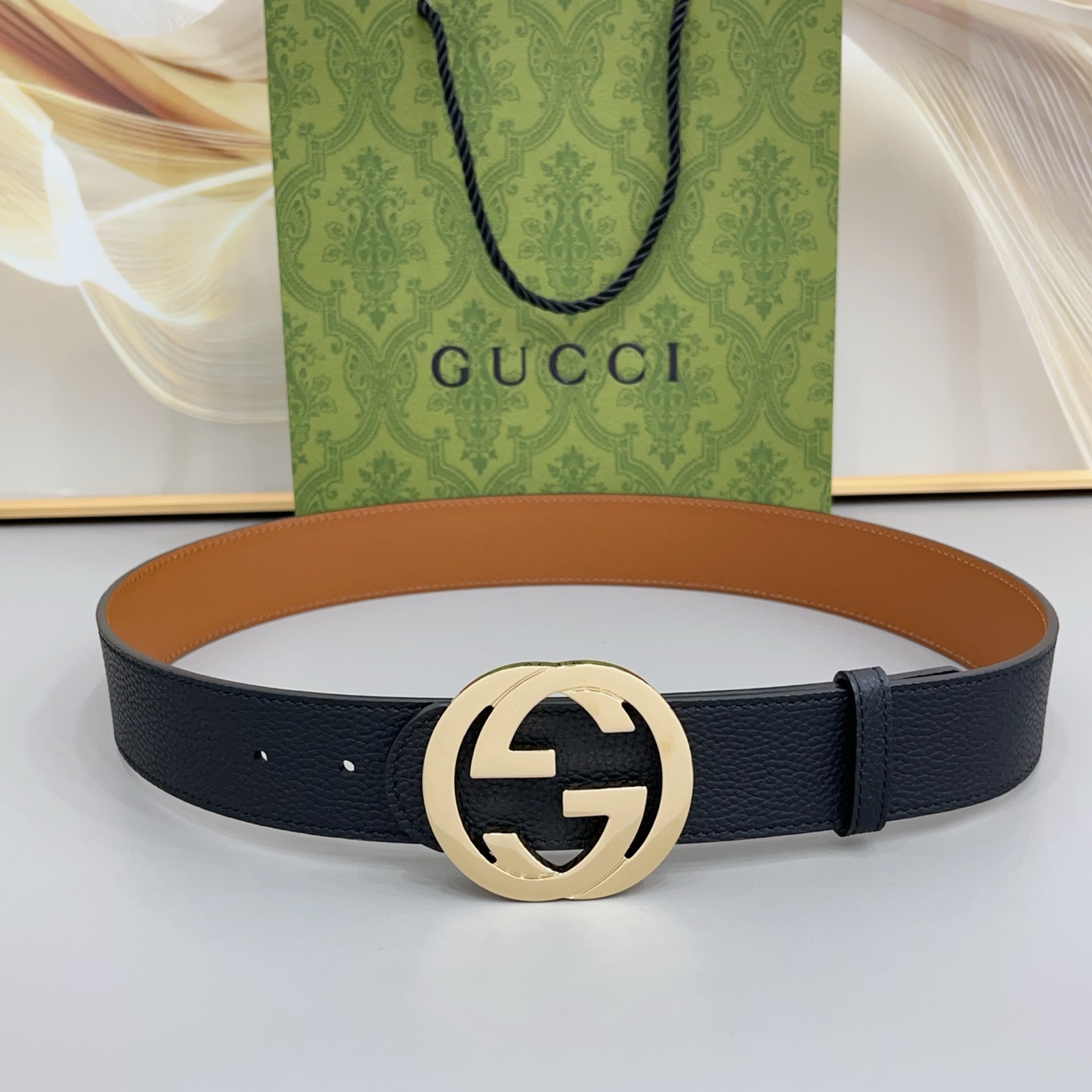 4.0cm 古驰双G腰带经典版型 · 双面可用 · 百搭不挑以标志性金属扣，为日常穿搭注入意式格调适配所