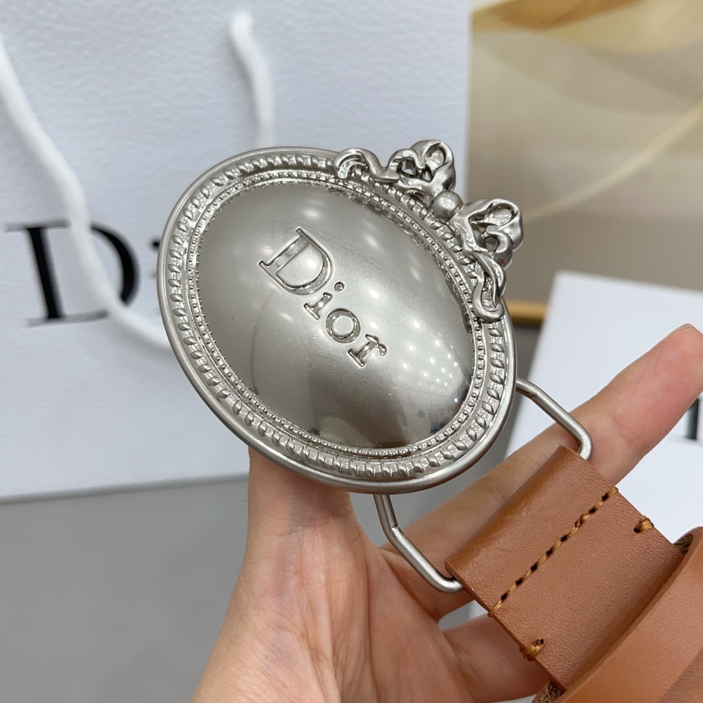 3.0cm黄金带宽，甄选细腻头层牛皮，柔韧挺括不褶皱，适配西裤、休闲裤全场景穿搭复古宫廷风椭圆牌扣，金银