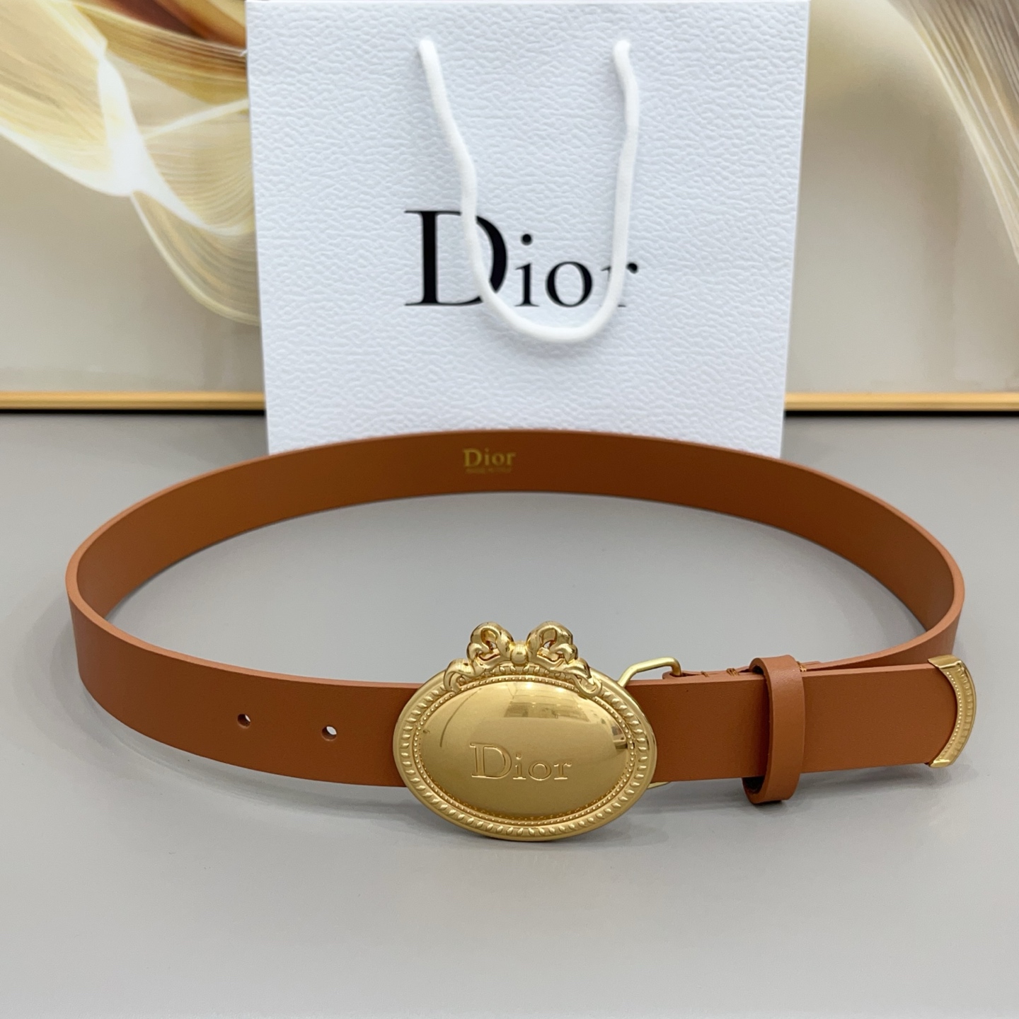 NO:860922,Original 3.0cm gold width, selected fine first-layer cowhide, flexible and firm without wrinkles, suitable for all scenes of trousers and casual trousers. Retro palace-style oval buckle, gold and silver two-color exquisite embossed LOGO. Matte leather + shiny metal buckle, low-key and noble but not flashy, calm and elegant for business commuting, full of high-end atmosphere for daily wear, versatile black/coffee/brown/milk white four colors available, full of texture, belt, cowhide, gold19860909原单3.0cm黄金带宽,甄选细腻头层牛皮,柔韧挺括不褶皱,适配西裤、休闲裤全场景穿搭 复古宫廷风椭圆牌扣,金银双色精致浮雕LOGO.哑光皮质+亮泽金属扣,低调显贵不浮夸,商务通勤沉稳大气,日常穿搭高级氛围感拉满,百搭黑/咖/棕/奶白四色可选,质感拉满,皮带,cowhide,gold,Belt