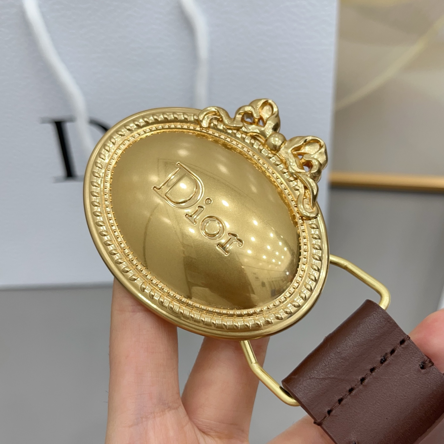 3.0cm黄金带宽，甄选细腻头层牛皮，柔韧挺括不褶皱，适配西裤、休闲裤全场景穿搭，复古宫廷风椭圆牌扣，金