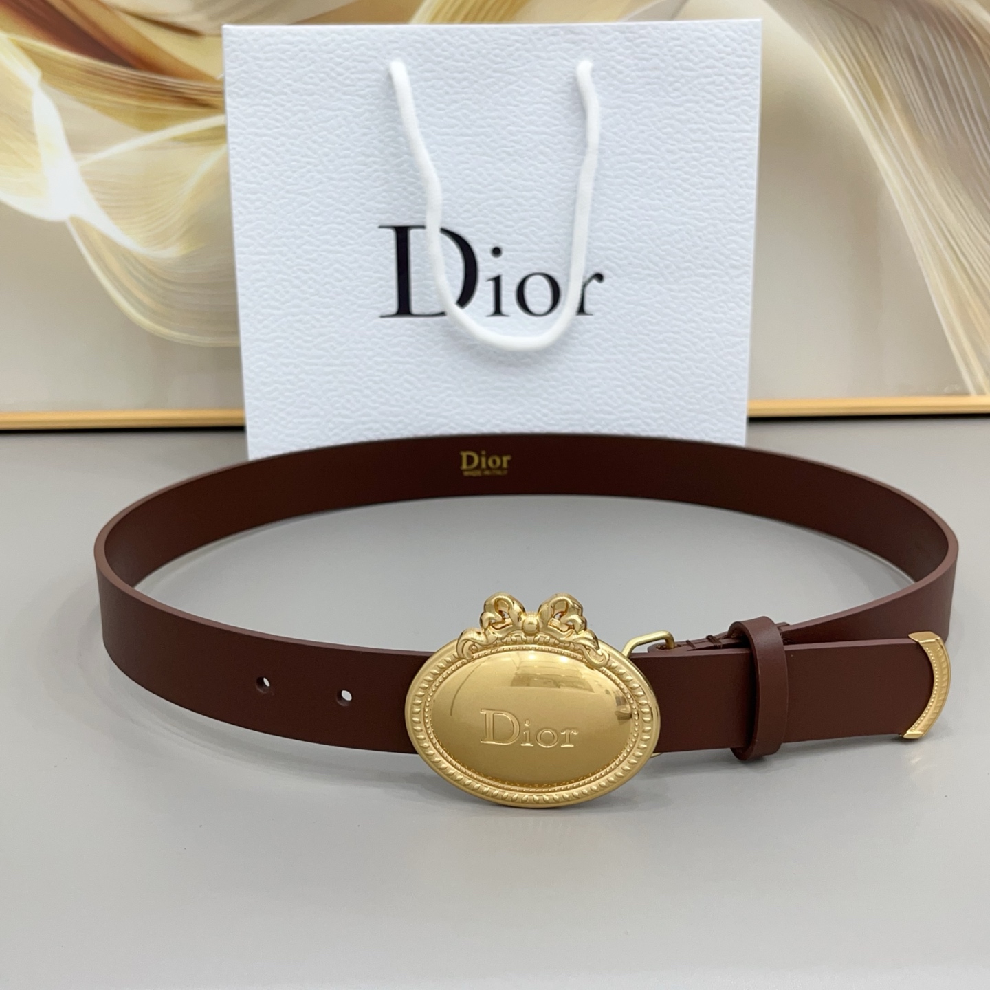 NO:860933,Original order 3.0cm gold width, selected fine first-layer cowhide, flexible and crisp without wrinkles, suitable for all scenes of trousers and casual pants, retro palace style oval buckle, gold and silver two-color exquisite embossed LOGO, matte leather + shiny metal buckle, low-key and noble but not flashy, calm and elegant for business commuting, full of high-end atmosphere for daily wear, versatile black/coffee/brown/milk white four colors available, full of texture, belt, cowhide, gold19860909原单3.0cm黄金带宽,甄选细腻头层牛皮,柔韧挺括不褶皱,适配西裤、休闲裤全场景穿搭,复古宫廷风椭圆牌扣,金银双色精致浮LOGO,哑光皮质+亮泽金属扣,低调显贵不浮夸,商务通勤沉稳大气,日常穿搭高级氛围感拉满,百搭黑/咖/棕/奶白四色可选,质感拉满,皮带,cowhide,gold,Belt