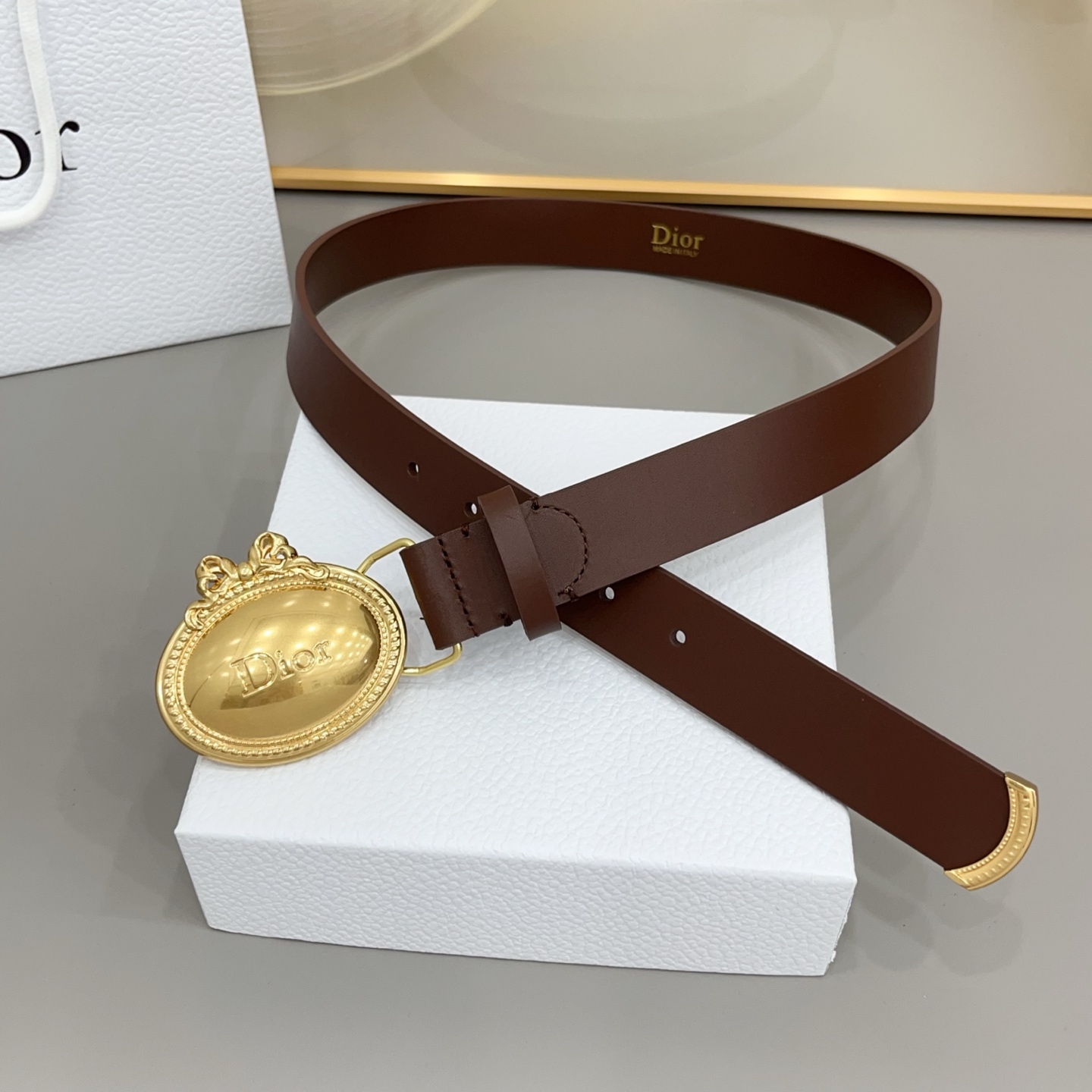 3.0cm黄金带宽，甄选细腻头层牛皮，柔韧挺括不褶皱，适配西裤、休闲裤全场景穿搭，复古宫廷风椭圆牌扣，金