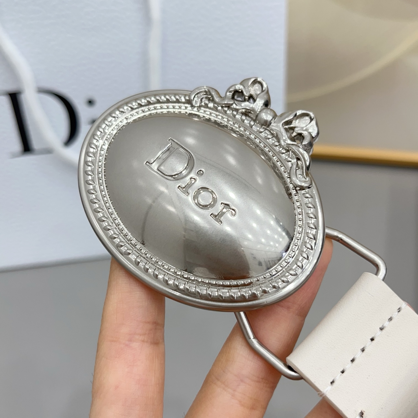 3.0cm黄金带宽，甄选细腻头层牛皮，柔韧挺括不褶皱，适配西裤、休闲裤全场景穿搭，复古宫廷风椭圆牌扣，金