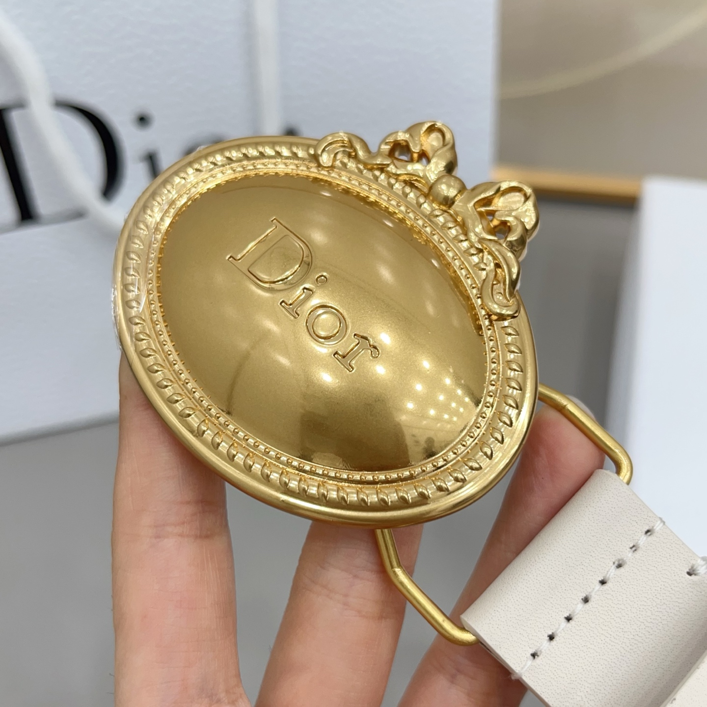 3.0cm黄金带宽，甄选细腻头层牛皮，柔韧挺括不褶皱，适配西裤、休闲裤全场景穿搭，复古宫廷风椭圆牌扣，金
