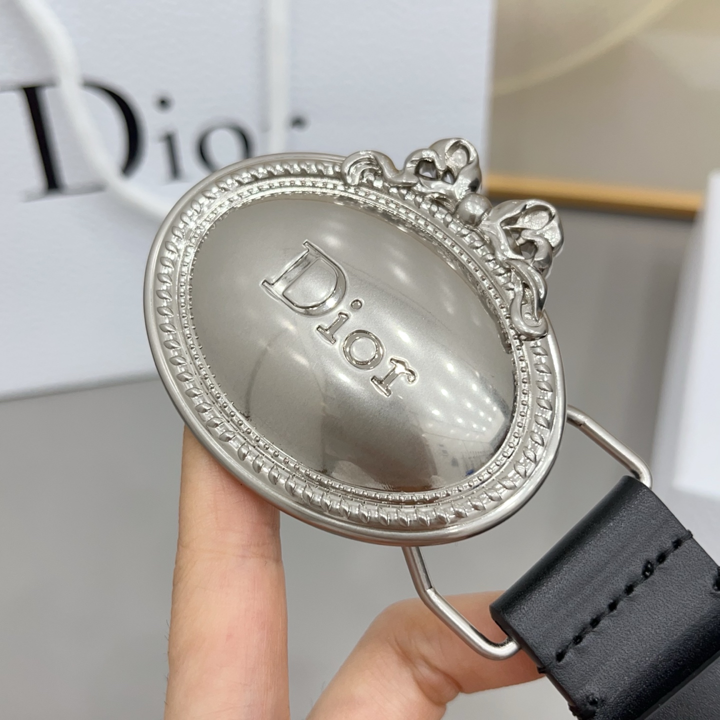 3.0cm黄金带宽，甄选细腻头层牛皮，柔韧挺括不褶皱，适配西裤、休闲裤全场景穿搭，复古宫廷风椭圆牌扣，金