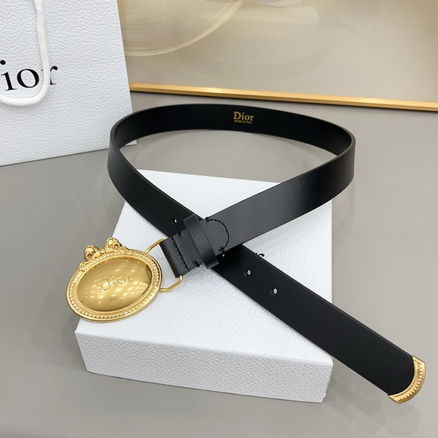 3.0cm黄金带宽，甄选细腻头层牛皮，柔韧挺括不褶皱，适配西裤、休闲裤全场景穿搭，复古宫廷风椭圆牌扣，金