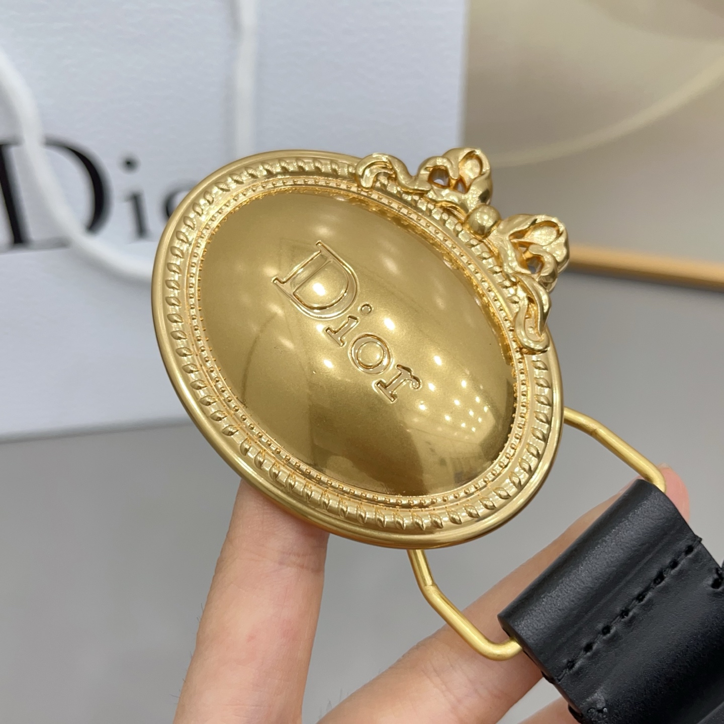3.0cm黄金带宽，甄选细腻头层牛皮，柔韧挺括不褶皱，适配西裤、休闲裤全场景穿搭，复古宫廷风椭圆牌扣，金