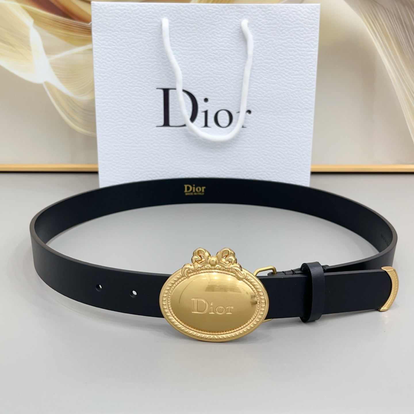 NO:860946,Original order 3.0cm gold width, selected fine first-layer cowhide, flexible and crisp without wrinkles, suitable for all scenes of trousers and casual pants, retro palace style oval buckle, gold and silver two-color exquisite embossed LOGO, matte leather + shiny metal buckle, low-key and noble but not flashy, calm and elegant for business commuting, full of high-end atmosphere for daily wear, versatile black/brown/milk white three colors available, full of texture, belt, cowhide, gold19860909原单3.0cm黄金带宽,甄选细腻头层牛皮,柔韧挺括不褶皱,适配西裤、休闲裤全场景穿搭,复古宫廷风椭圆牌扣,金银双色精致浮LOGO,哑光皮质+亮泽金属扣,低调显贵不浮夸,商务通勤沉稳大气,日常穿搭高级氛围感拉满,百搭黑/棕/奶白三色可选,质感拉满,皮带,cowhide,gold,Belt
