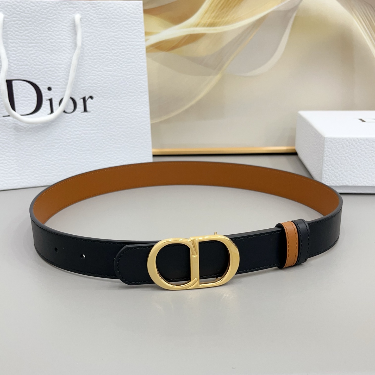 NO:860761,Original Dior 3.0cm This belt perfectly balances tradition and style, capturing the essence of Dior style. Made of black smooth calfskin on one side and Marron Bobby brown on the other, reversible design with metal CD Icon buckle with gold finish, belt, dior, dior, cowhide19860909原单Dior 3.0cm 这款腰带完美平衡了传统与时尚,捕捉迪奥风格的精髓.一侧采用黑色光滑小牛皮材质,另一侧采用 Marron Bobby 棕色材质,可翻转设计配有金色饰面的金属 CD Icon 搭扣,皮带,dior,dior,cowhide,Belt