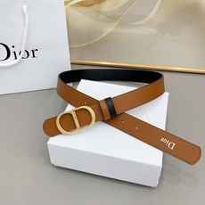 Dior 3.0cm这款腰带完美平衡了传统与时尚,捕捉迪奥风格的精髓。一侧采用黑色光滑小牛皮材质,另一 Dior 3.0cm这款腰带完美平衡了传统与时尚,捕捉迪奥风格的精髓。一侧采用黑色光滑小牛皮材质,另一