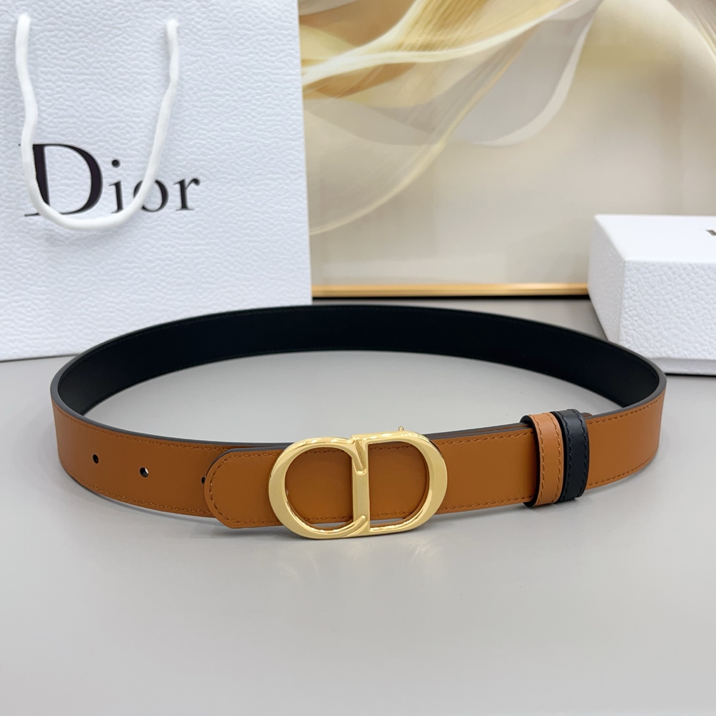 Dior 3.0cm这款腰带完美平衡了传统与时尚,捕捉迪奥风格的精髓。一侧采用黑色光滑小牛皮材质,另一 Dior 3.0cm这款腰带完美平衡了传统与时尚,捕捉迪奥风格的精髓。一侧采用黑色光滑小牛皮材质,另一