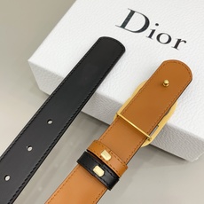 Dior 3.0cm这款腰带完美平衡了传统与时尚,捕捉迪奥风格的精髓。一侧采用黑色光滑小牛皮材质,另一 Dior 3.0cm这款腰带完美平衡了传统与时尚,捕捉迪奥风格的精髓。一侧采用黑色光滑小牛皮材质,另一