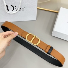 Dior 3.0cm这款腰带完美平衡了传统与时尚,捕捉迪奥风格的精髓。一侧采用黑色光滑小牛皮材质,另一 Dior 3.0cm这款腰带完美平衡了传统与时尚,捕捉迪奥风格的精髓。一侧采用黑色光滑小牛皮材质,另一